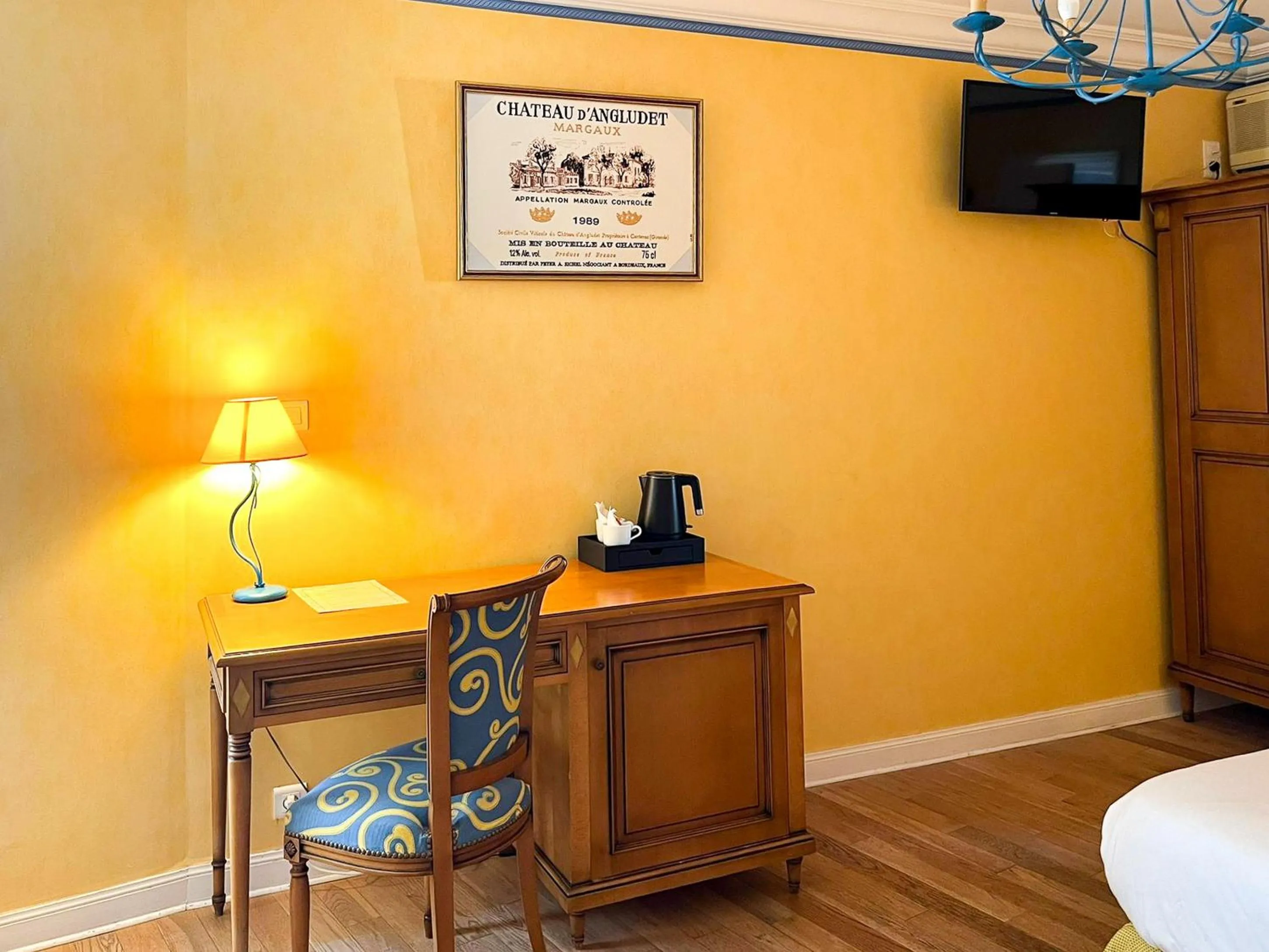 Seating area, Bed in Hôtel de Margaux