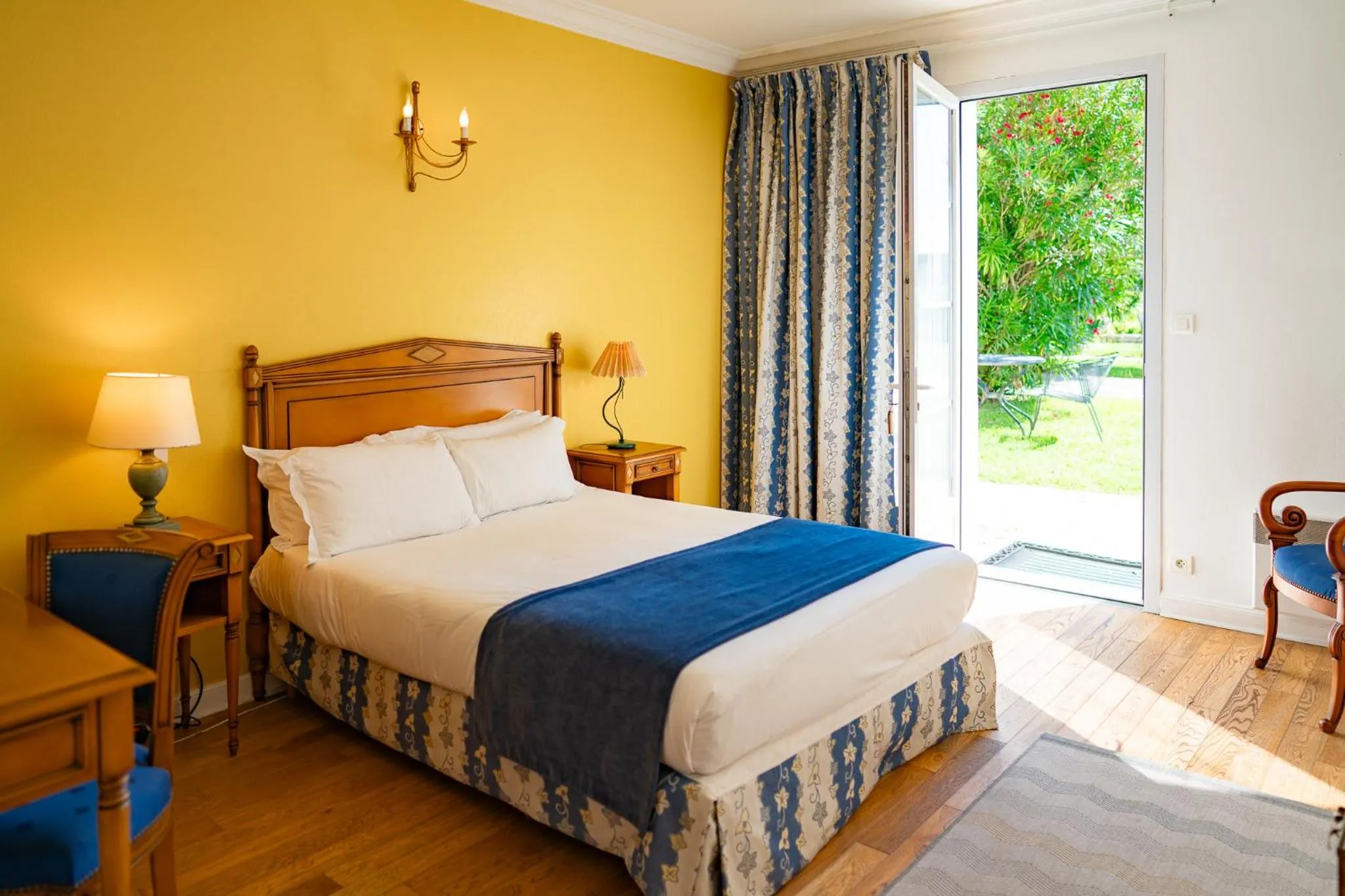 Photo of the whole room, Bed in Hôtel de Margaux