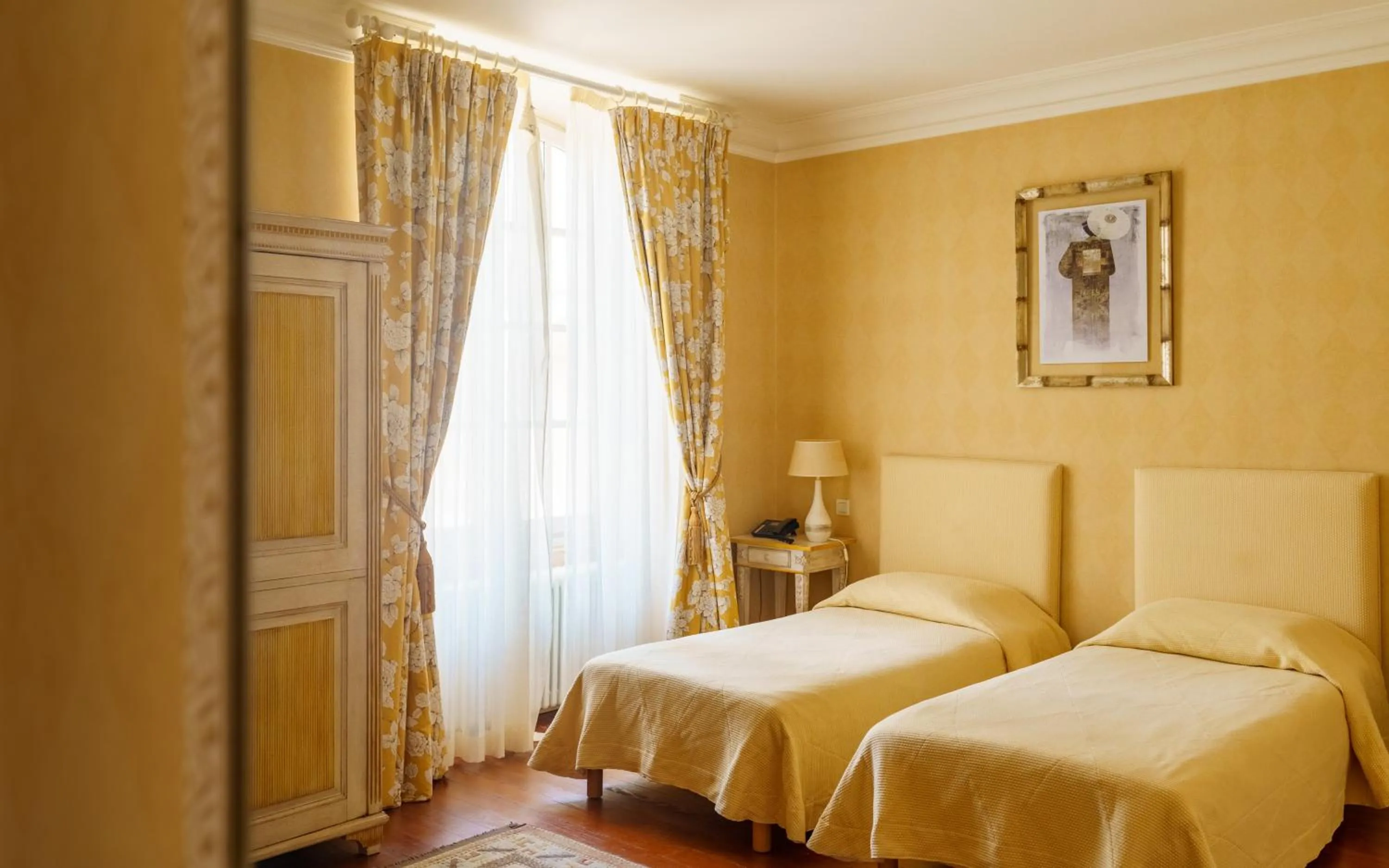 Photo of the whole room, Bed in Hôtel de Margaux