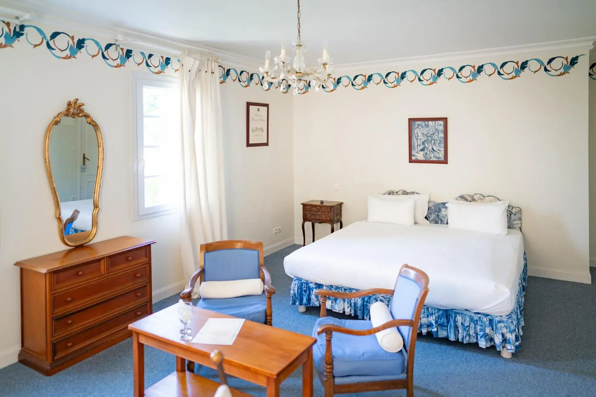 Superior room with courtyard view in Hôtel de Margaux Superior room with courtyard view in Hôtel de Margaux