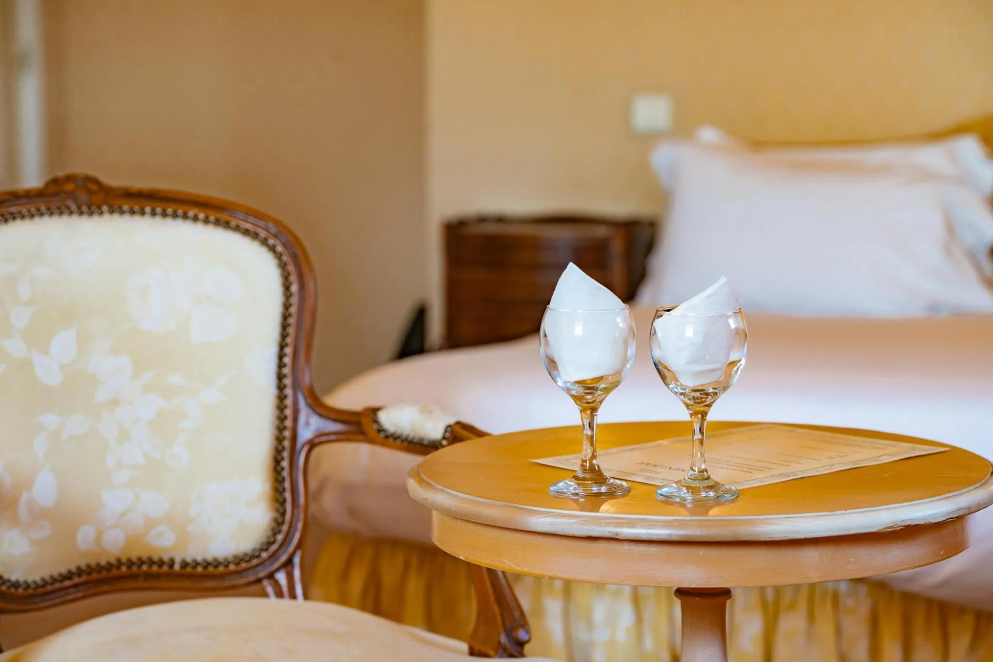 Living room, Bed in Hôtel de Margaux