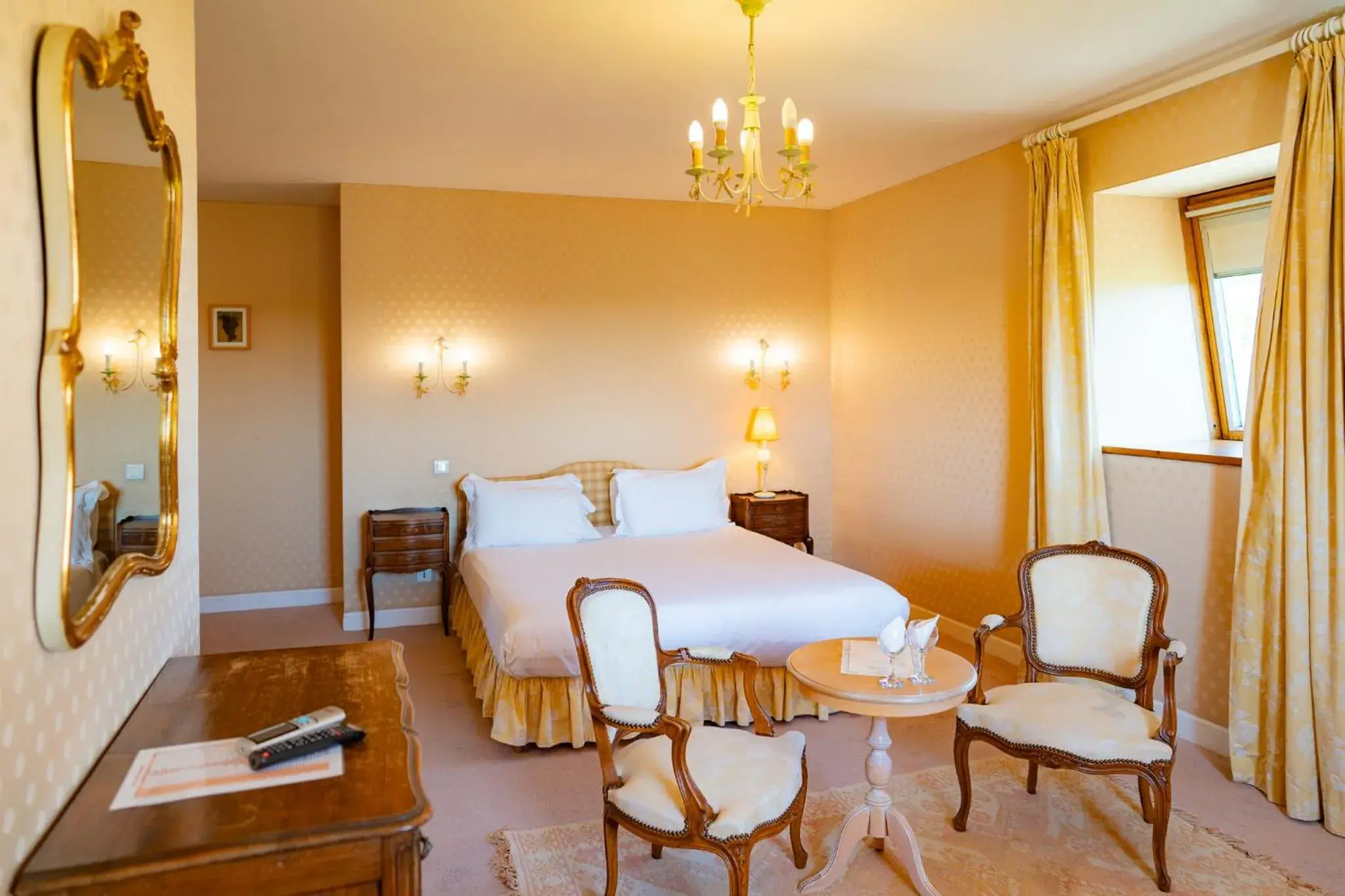 Chambre Double Superieur Vue Jardin (avec climatisation) in Hôtel de Margaux Chambre Double Superieur Vue Jardin (avec climatisation) in Hôtel de Margaux