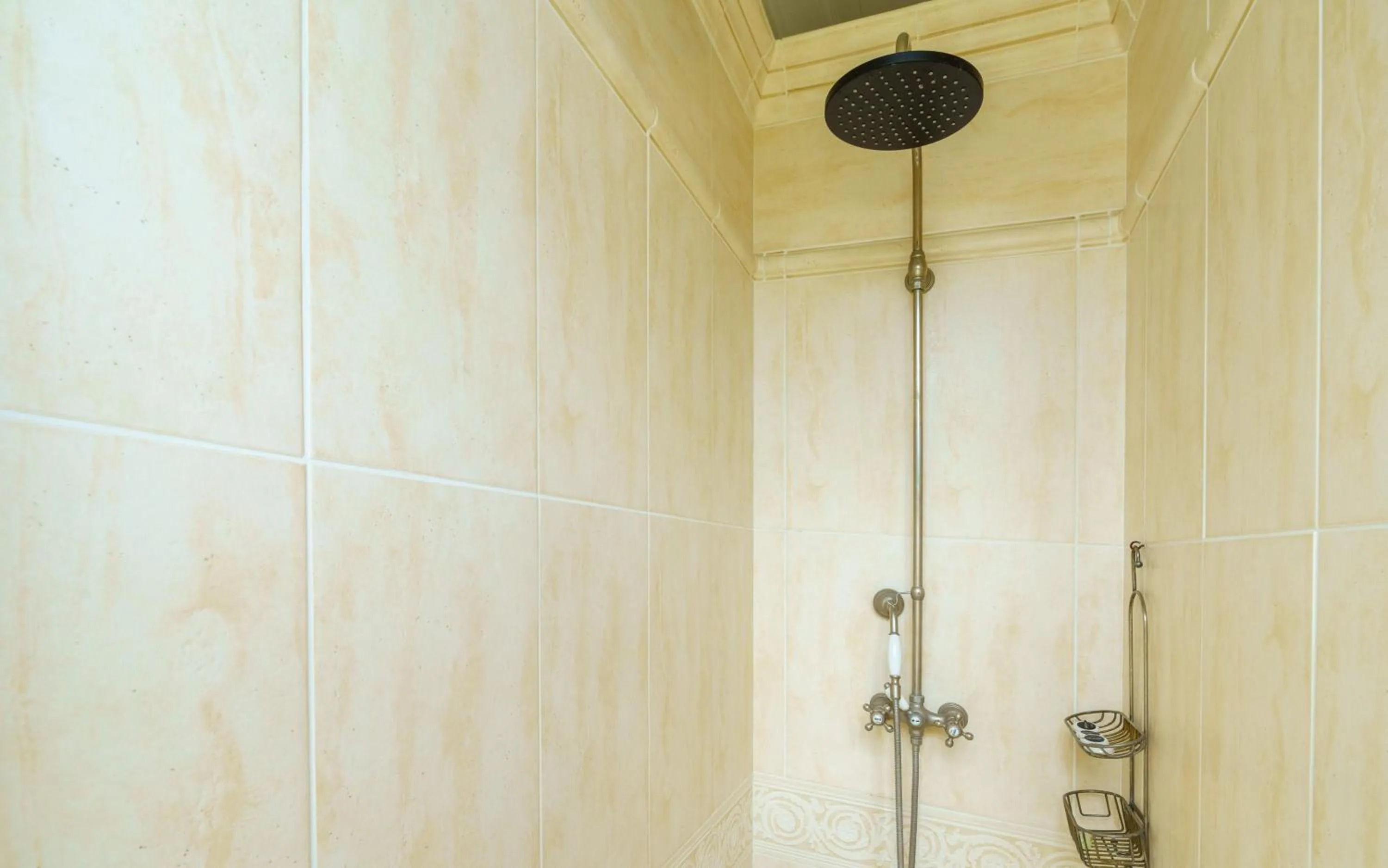 Shower in Hôtel de Margaux