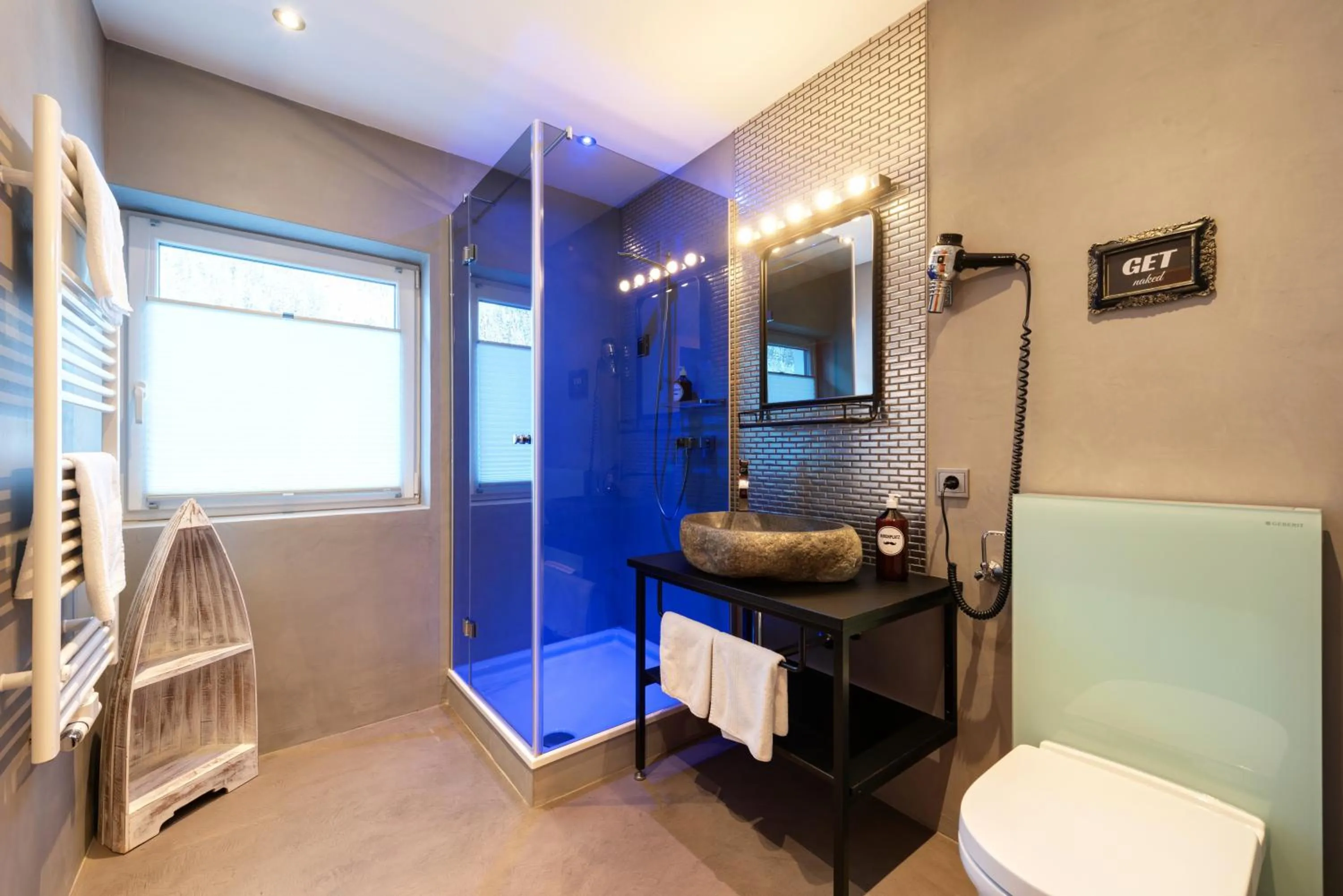 Bathroom, Bed in Hotel Pension Kirchplatz