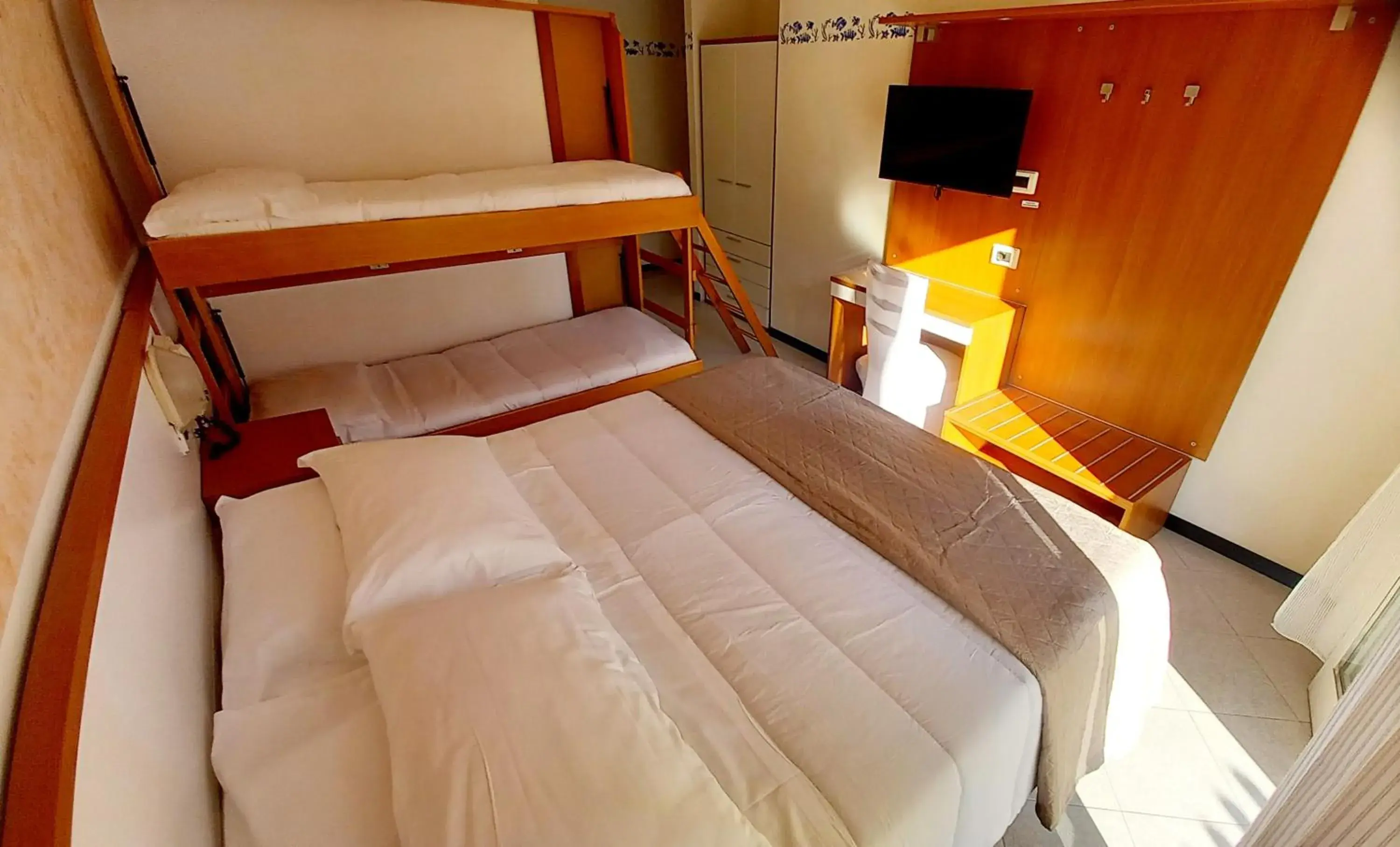 Quadruple Room with Balcony in Hotel Brotas Quadruple Room with Balcony in Hotel Brotas