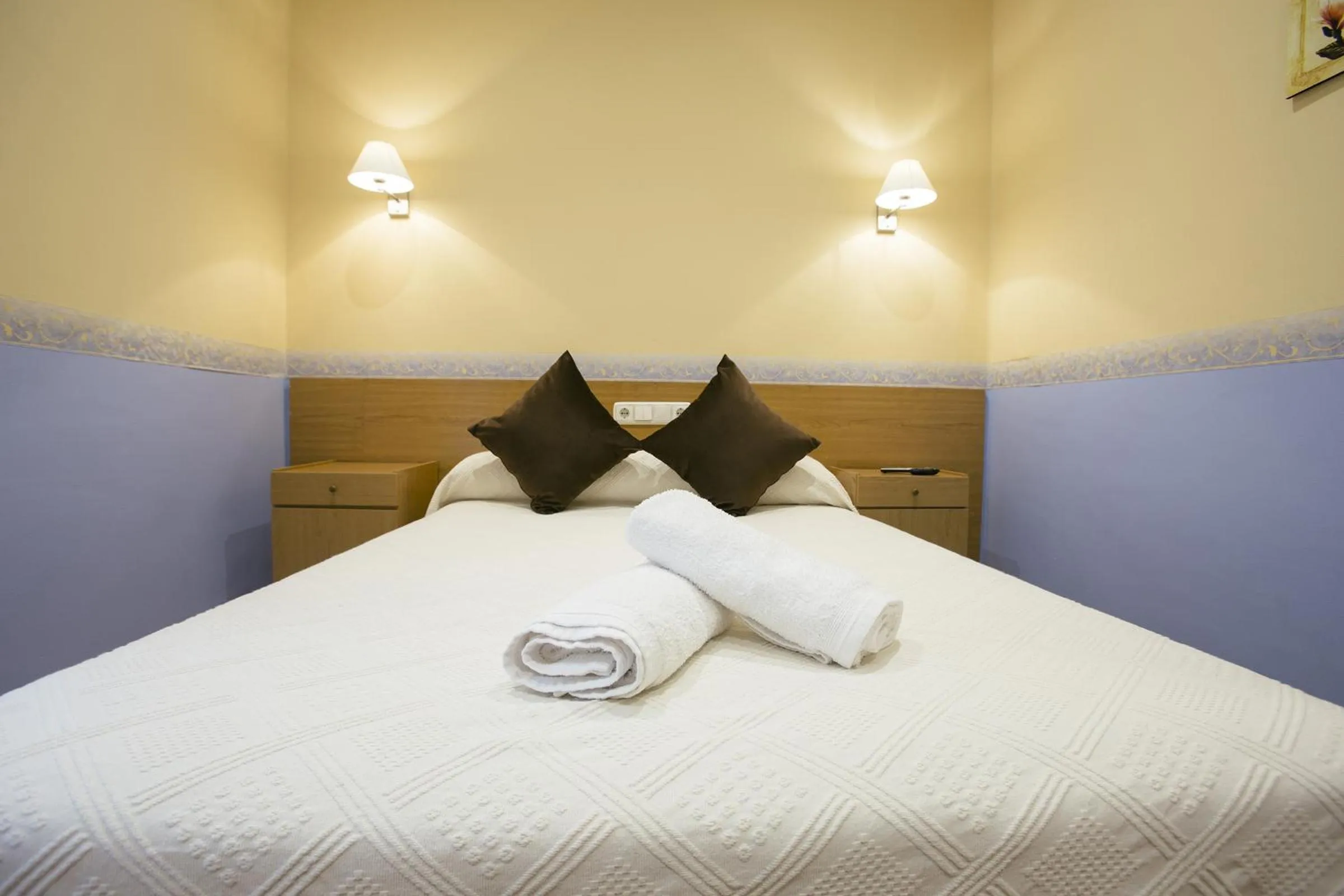 Photo of the whole room, Bed in Pensión San Jerónimo