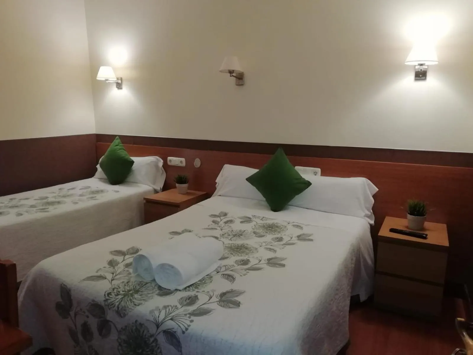 Photo of the whole room, Bed in Pensión San Jerónimo