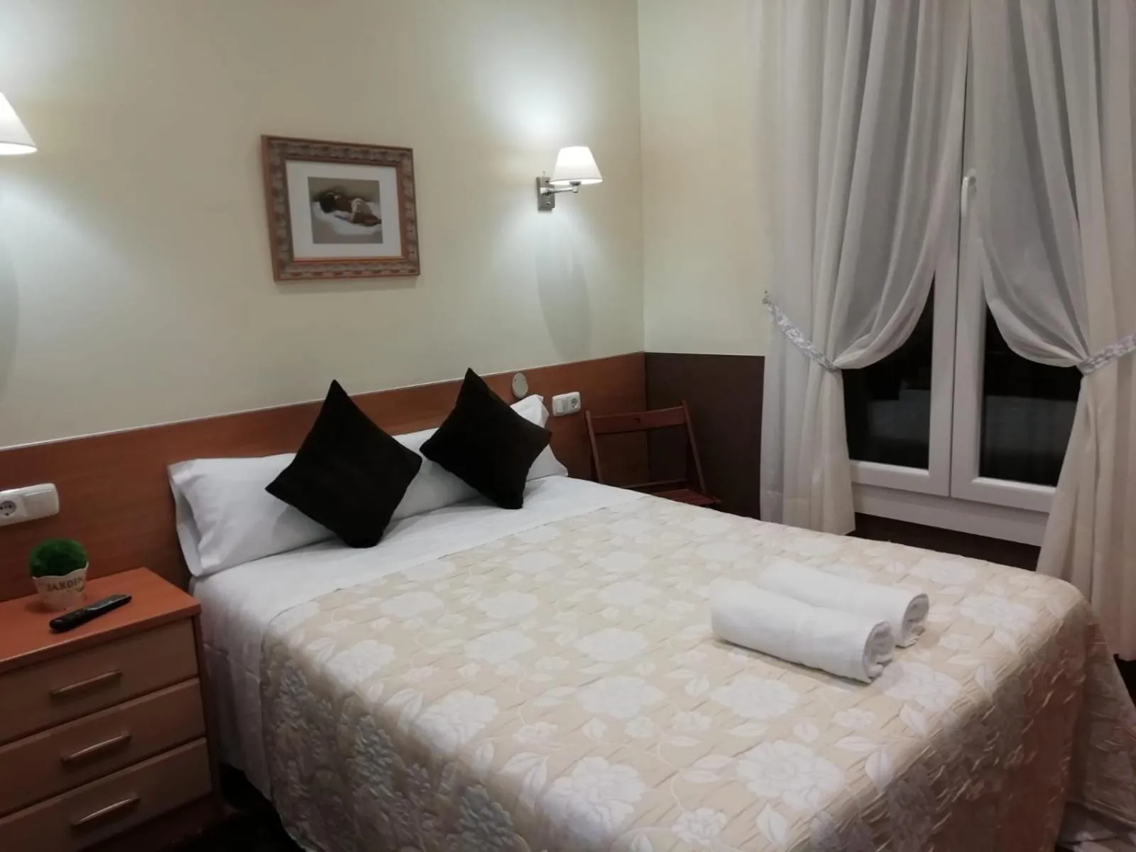 Photo of the whole room, Bed in Pensión San Jerónimo