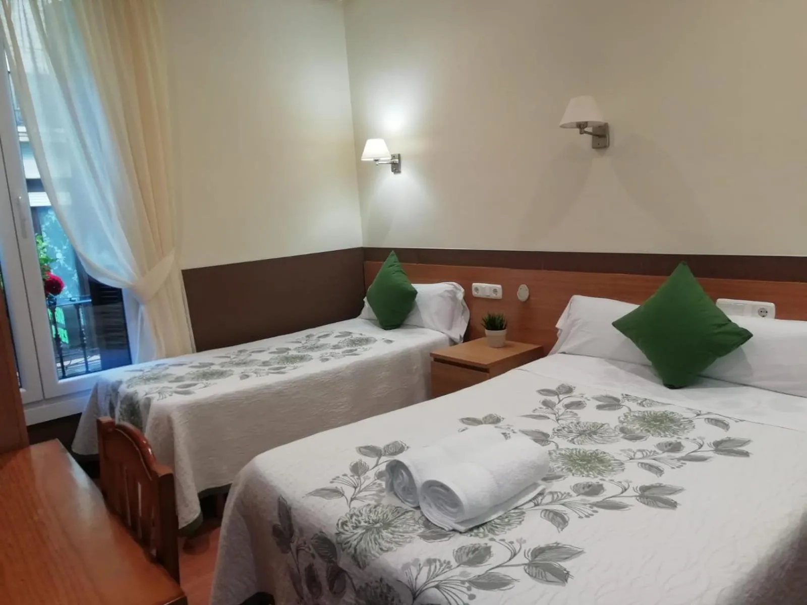 Photo of the whole room, Bed in Pensión San Jerónimo