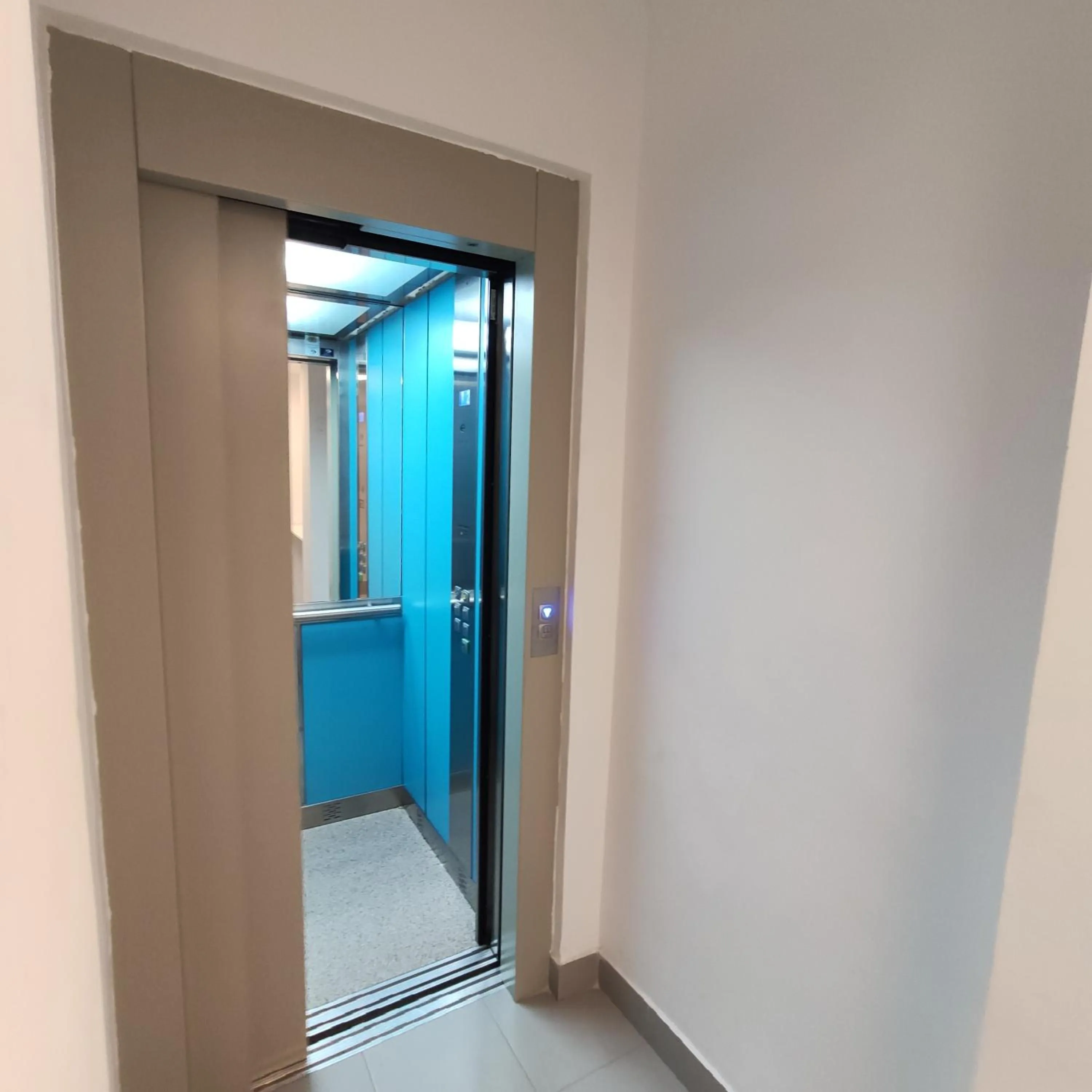 elevator in Hostal Las Vegas