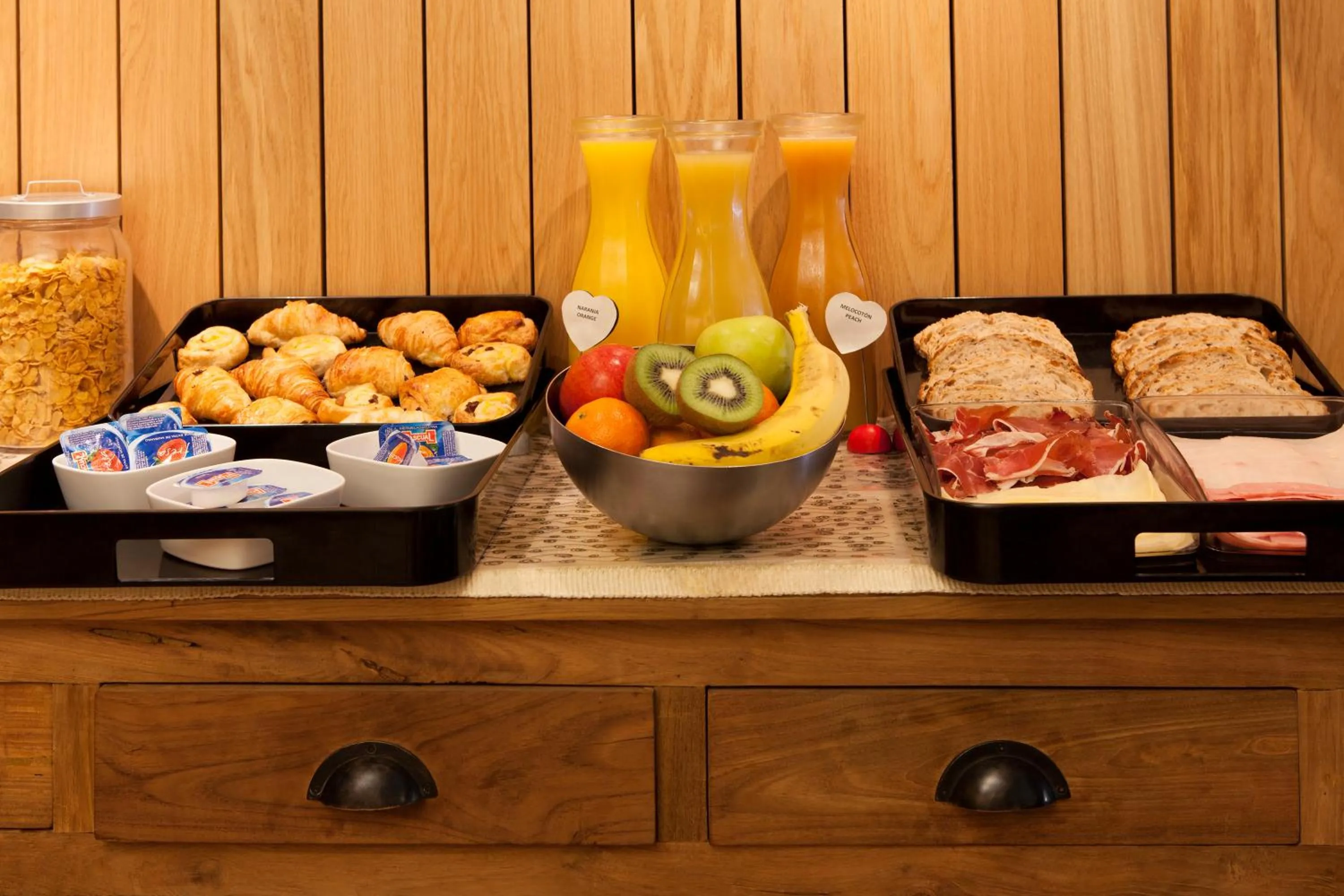 Food and drinks in Artrip Hotel