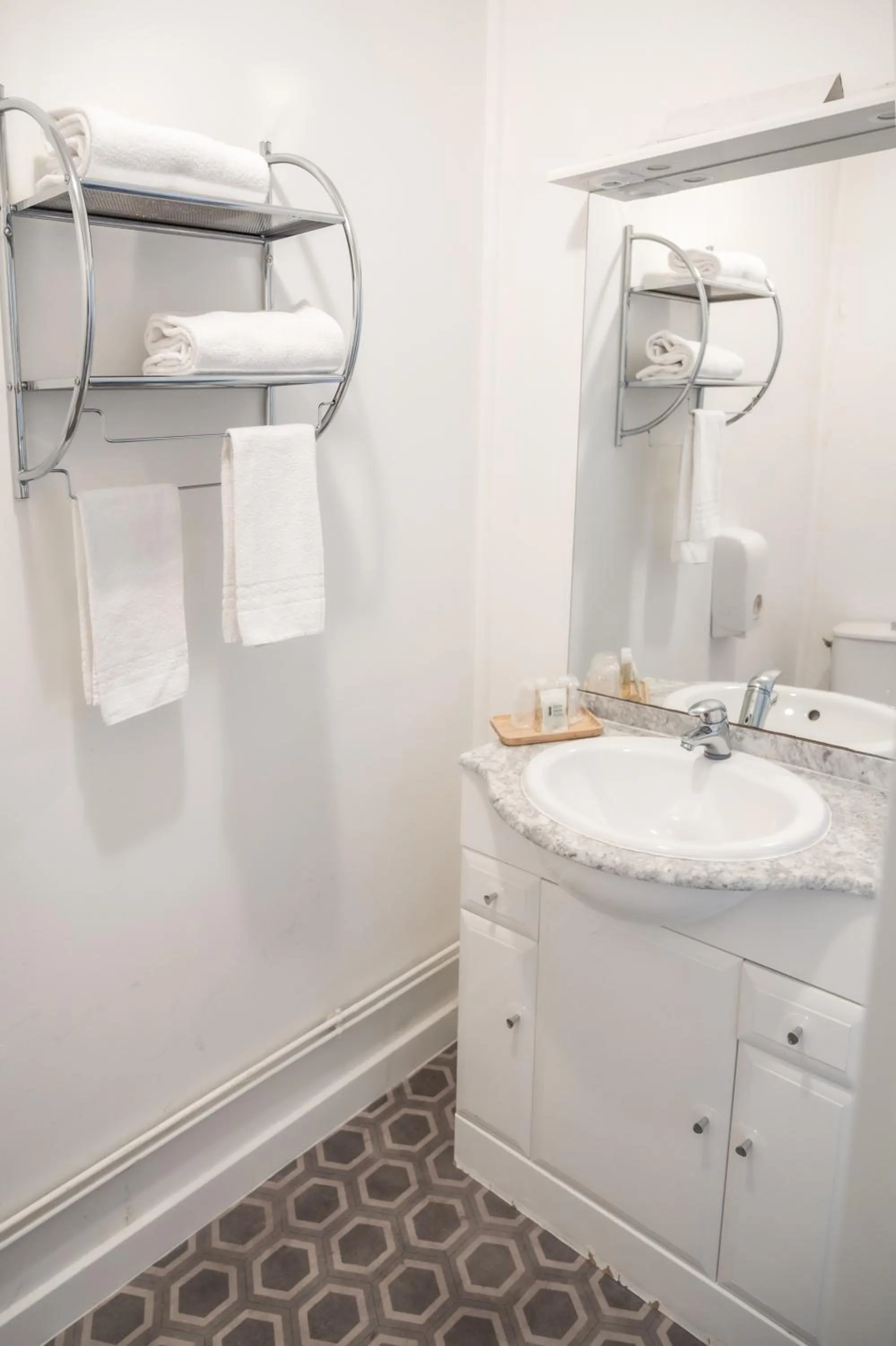 Bathroom in Hôtel & Events LE PATIO OCCITAN Toulouse Ouest - Cugnaux