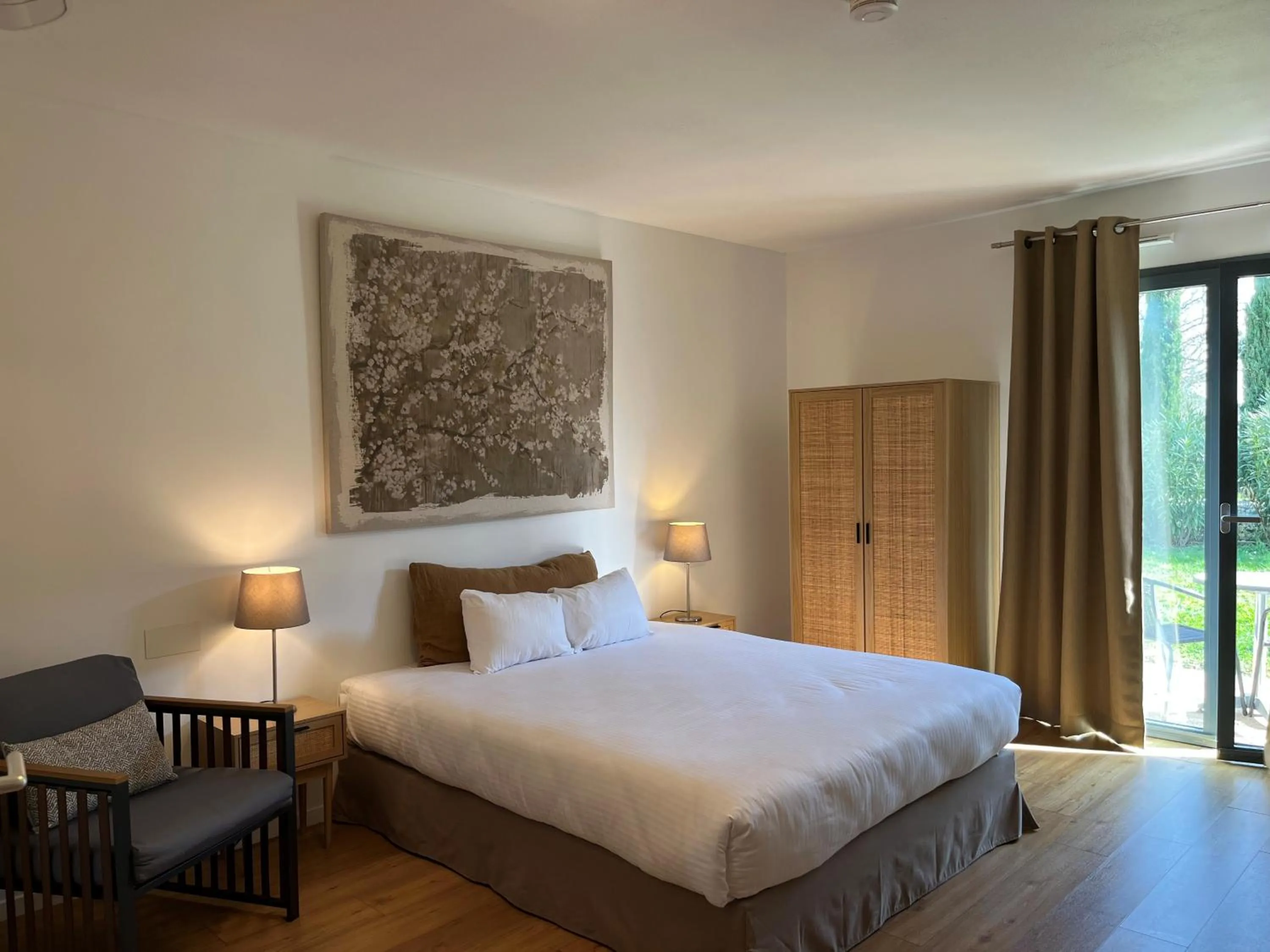 View (from property/room), Bed in Hôtel & Events LE PATIO OCCITAN Toulouse Ouest - Cugnaux