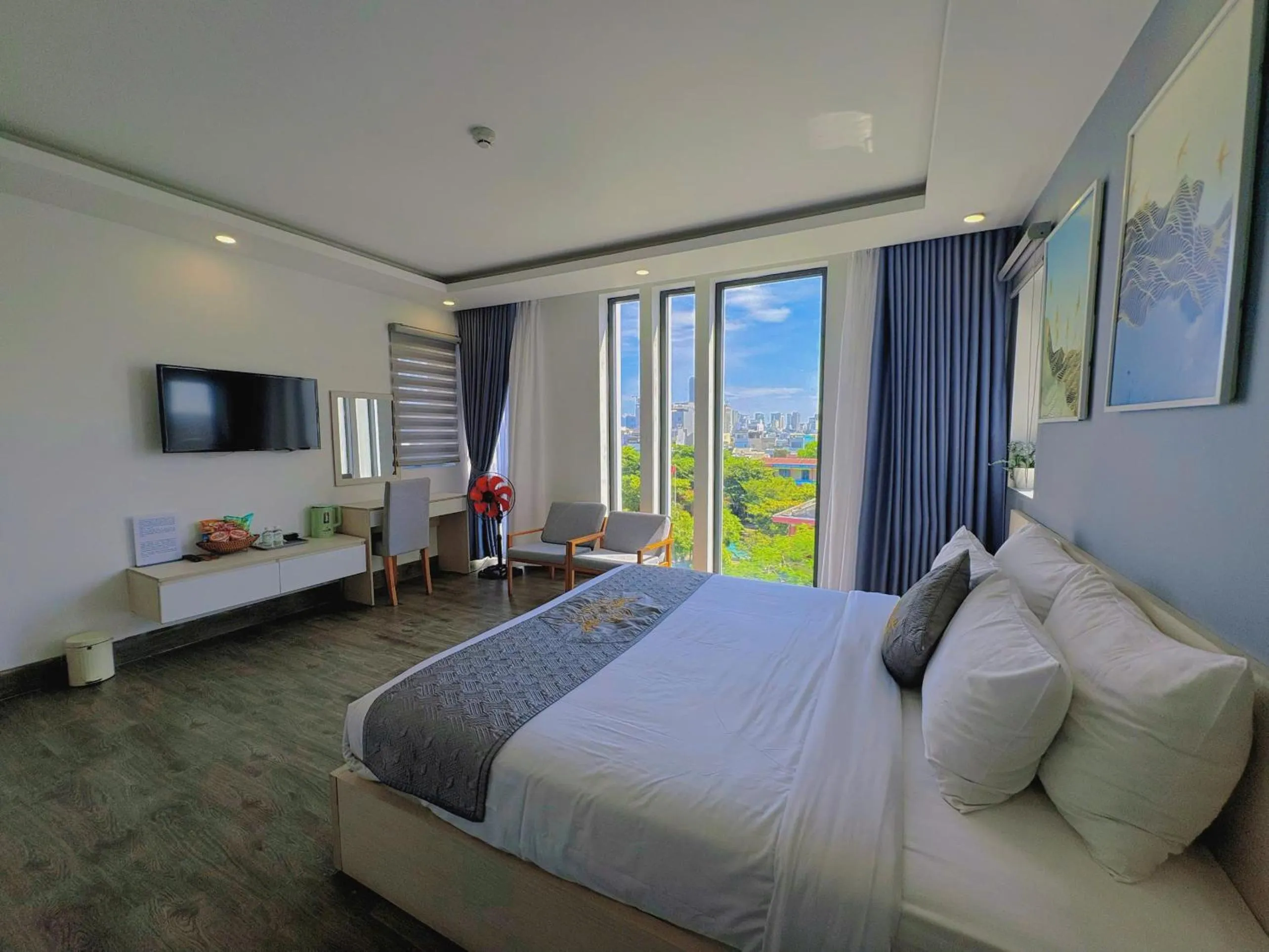 Photo of the whole room, Bed in Dang's Hotel