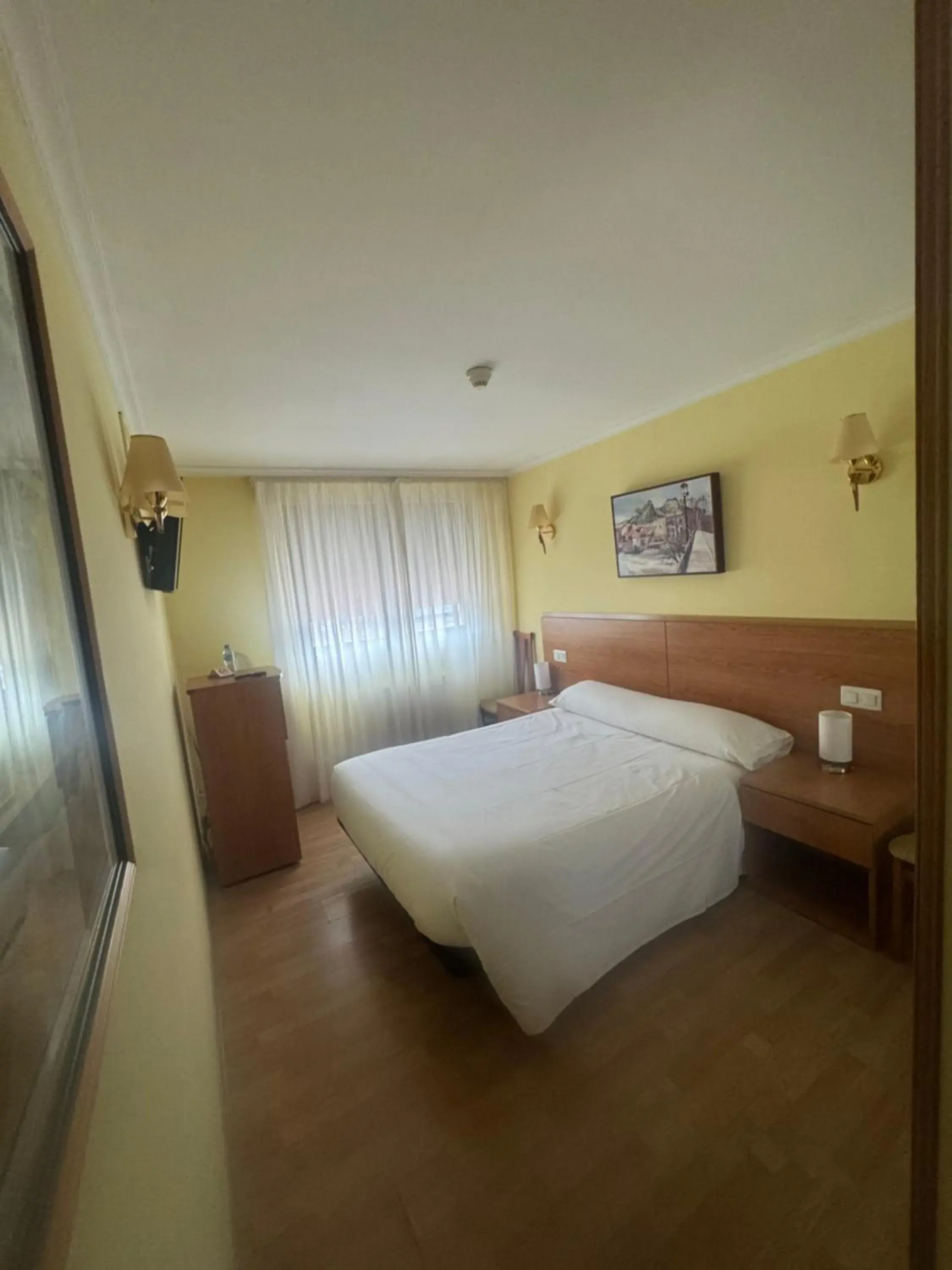 Queen Room - single occupancy in Hostal El Volante Queen Room - single occupancy in Hostal El Volante