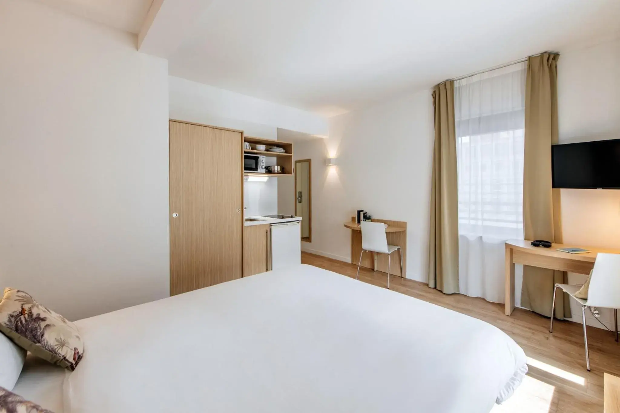 View (from property/room), Bed in Aparthotel Adagio Access Bruxelles Europe Aparthotel View (from property/room), Bed in Aparthotel Adagio Access Bruxelles Europe Aparthotel