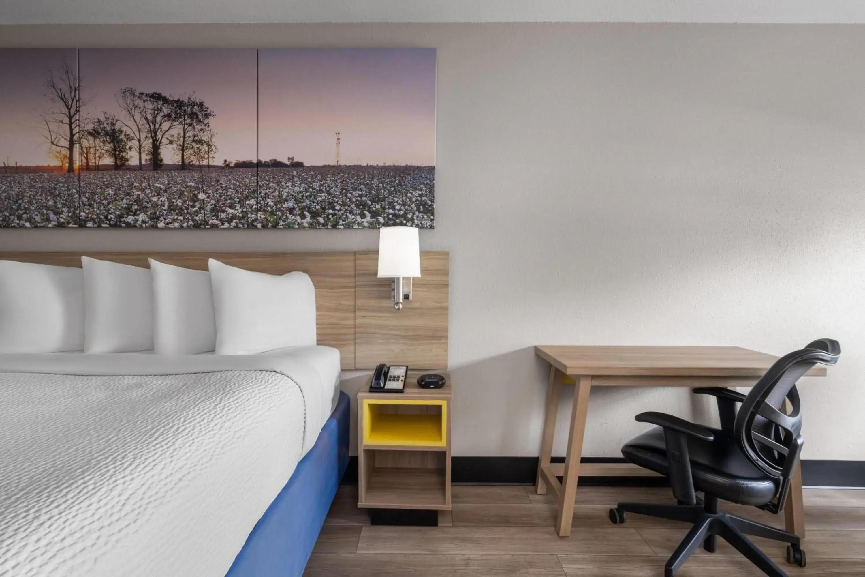 Photo of the whole room, Bed in Days Inn by Wyndham Alma Photo of the whole room, Bed in Days Inn by Wyndham Alma