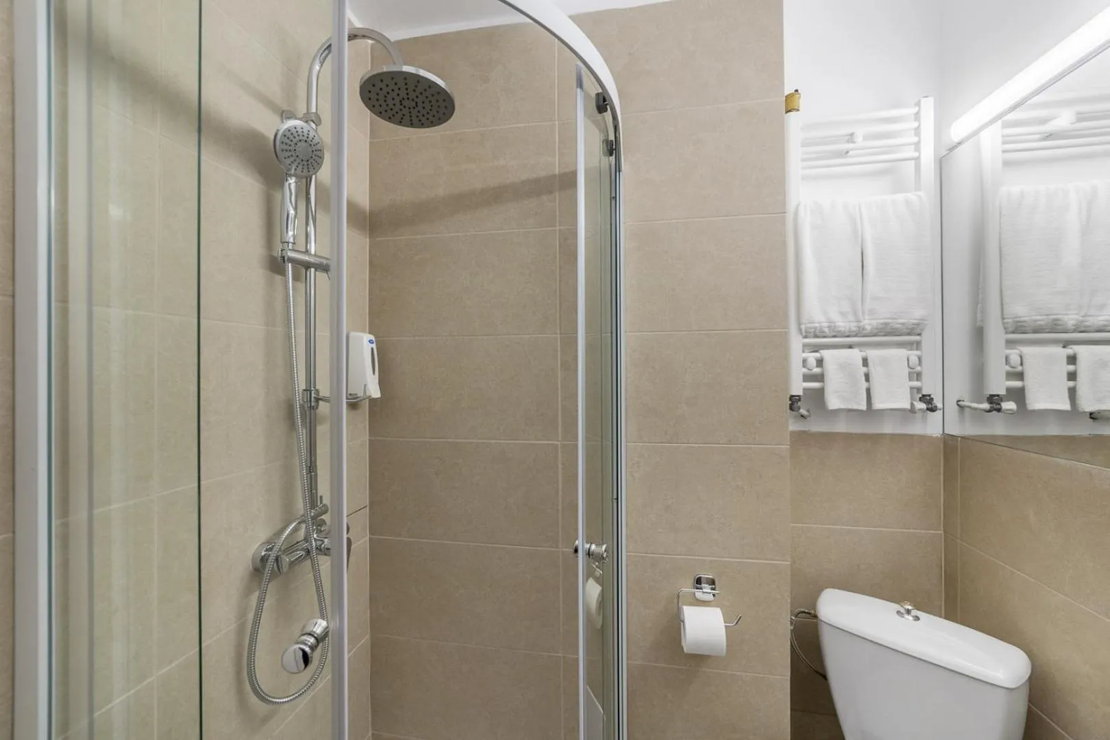 Bathroom in Elizeu Hotel