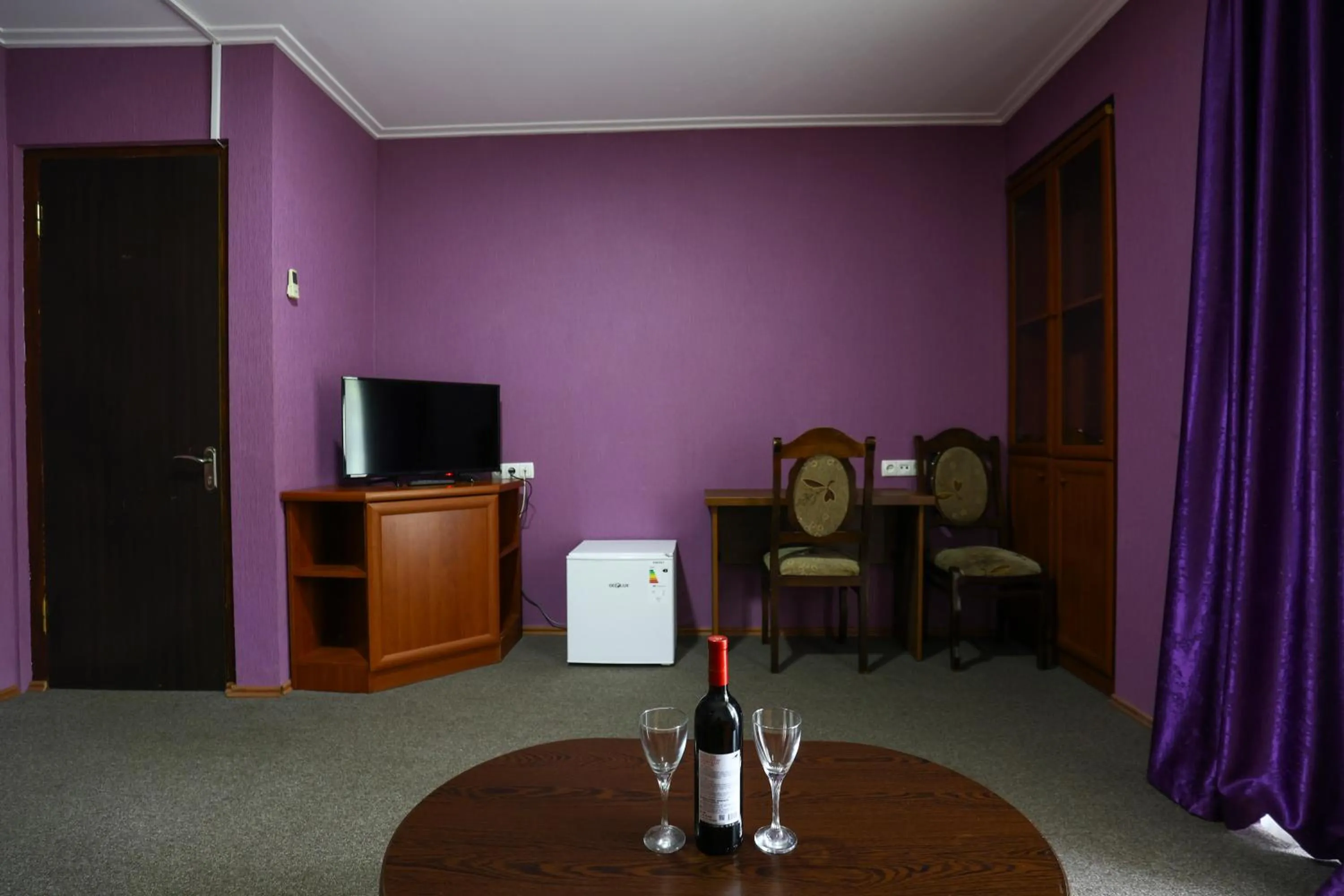 Communal lounge/ TV room in Park Hotel Imeri kutaisi