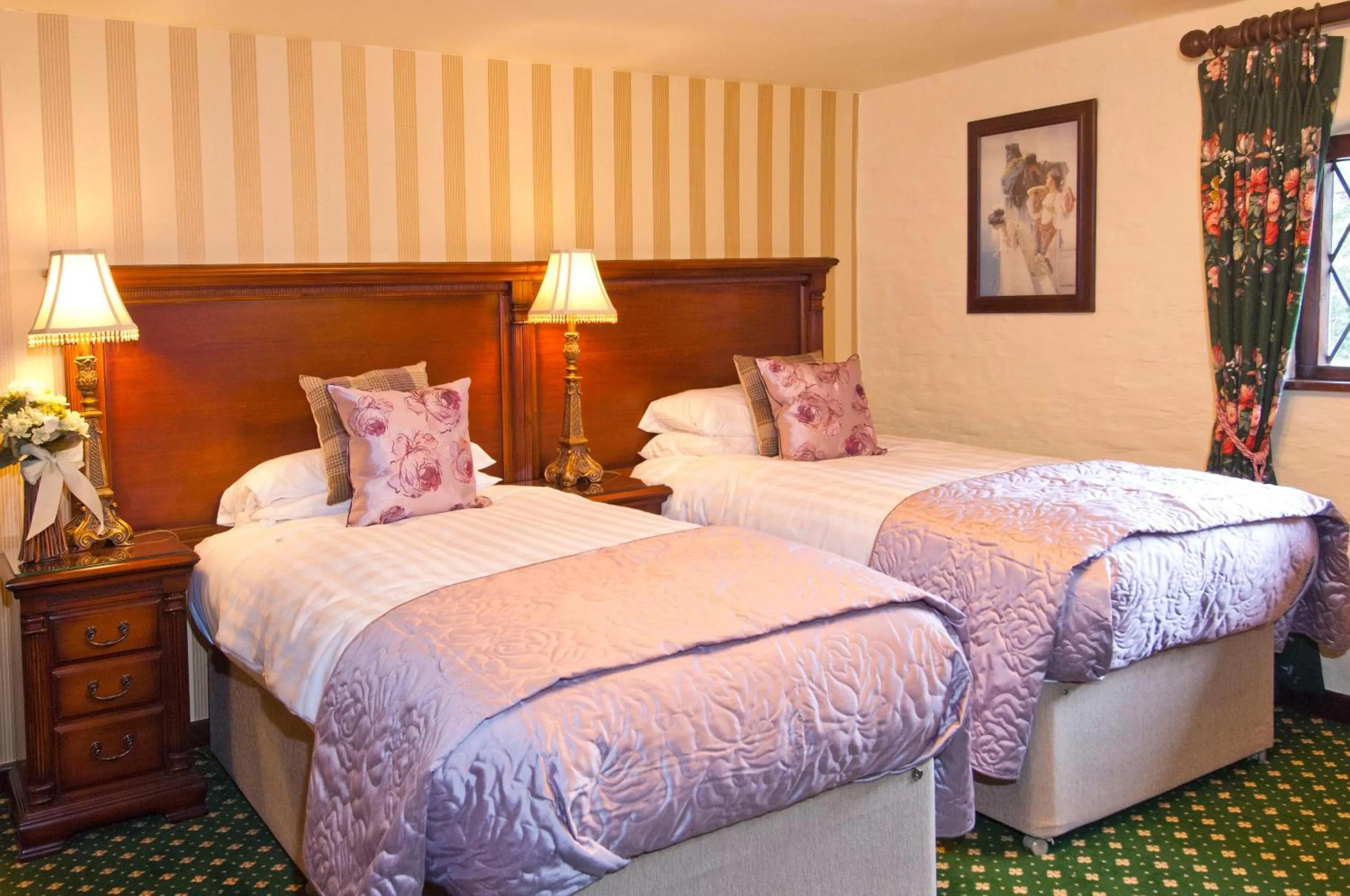 Bedroom, Bed in The Roundabout Hotel