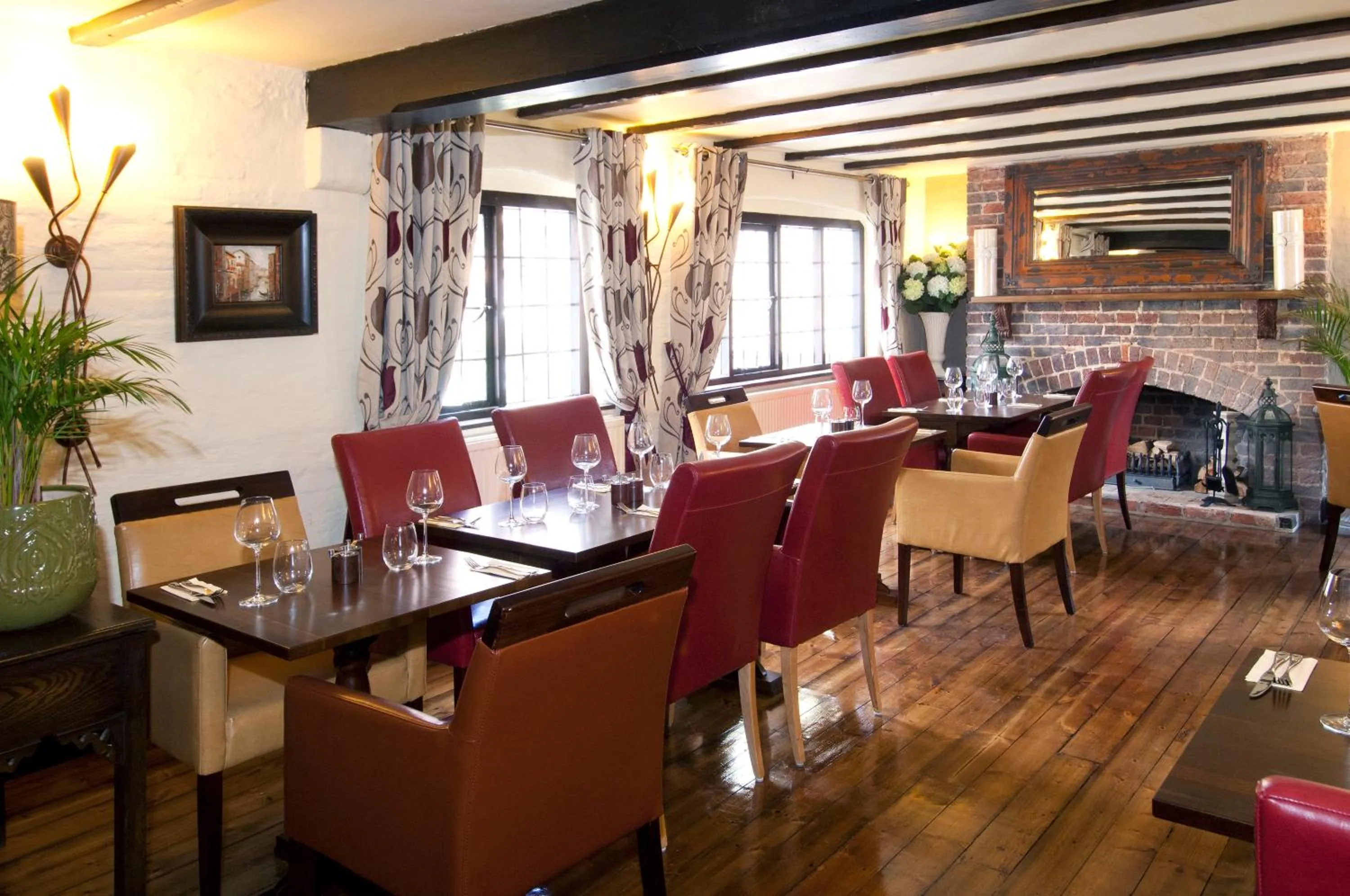 Restaurant/places to eat in The Roundabout Hotel