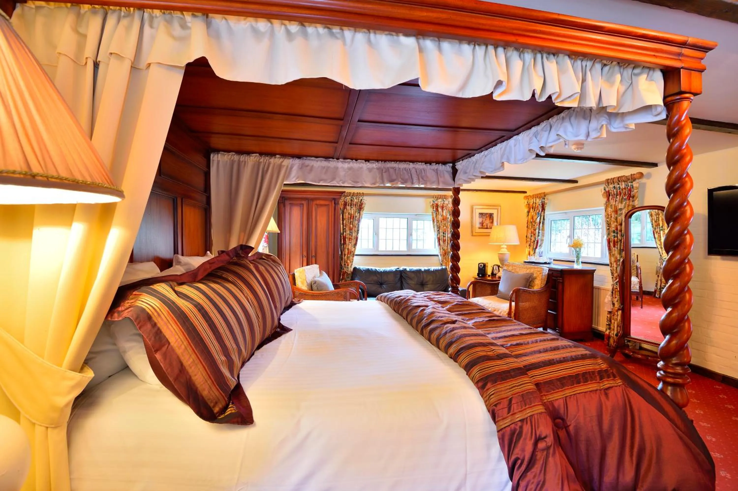 Bedroom, Bed in The Roundabout Hotel