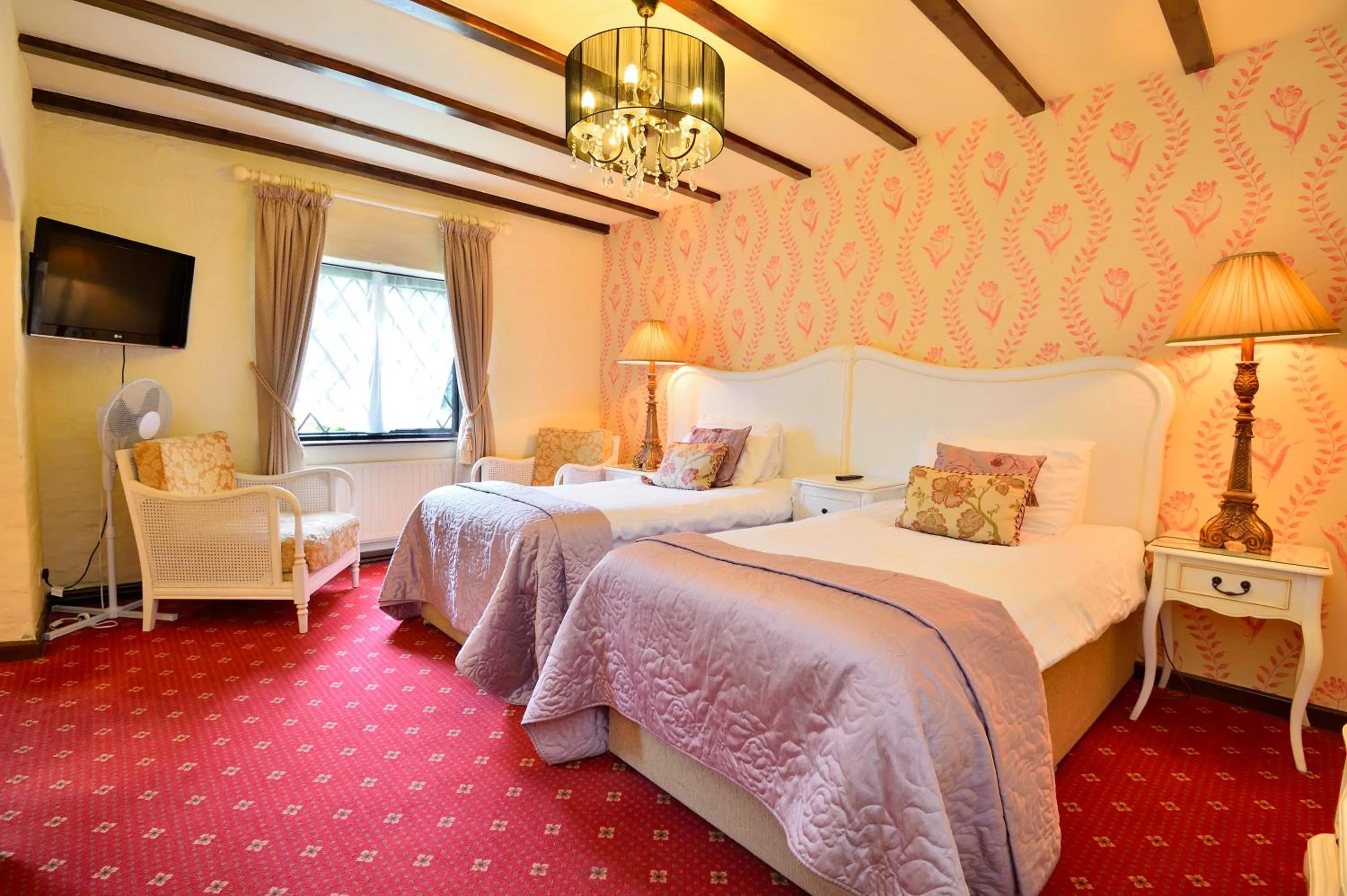 Bedroom, Bed in The Roundabout Hotel