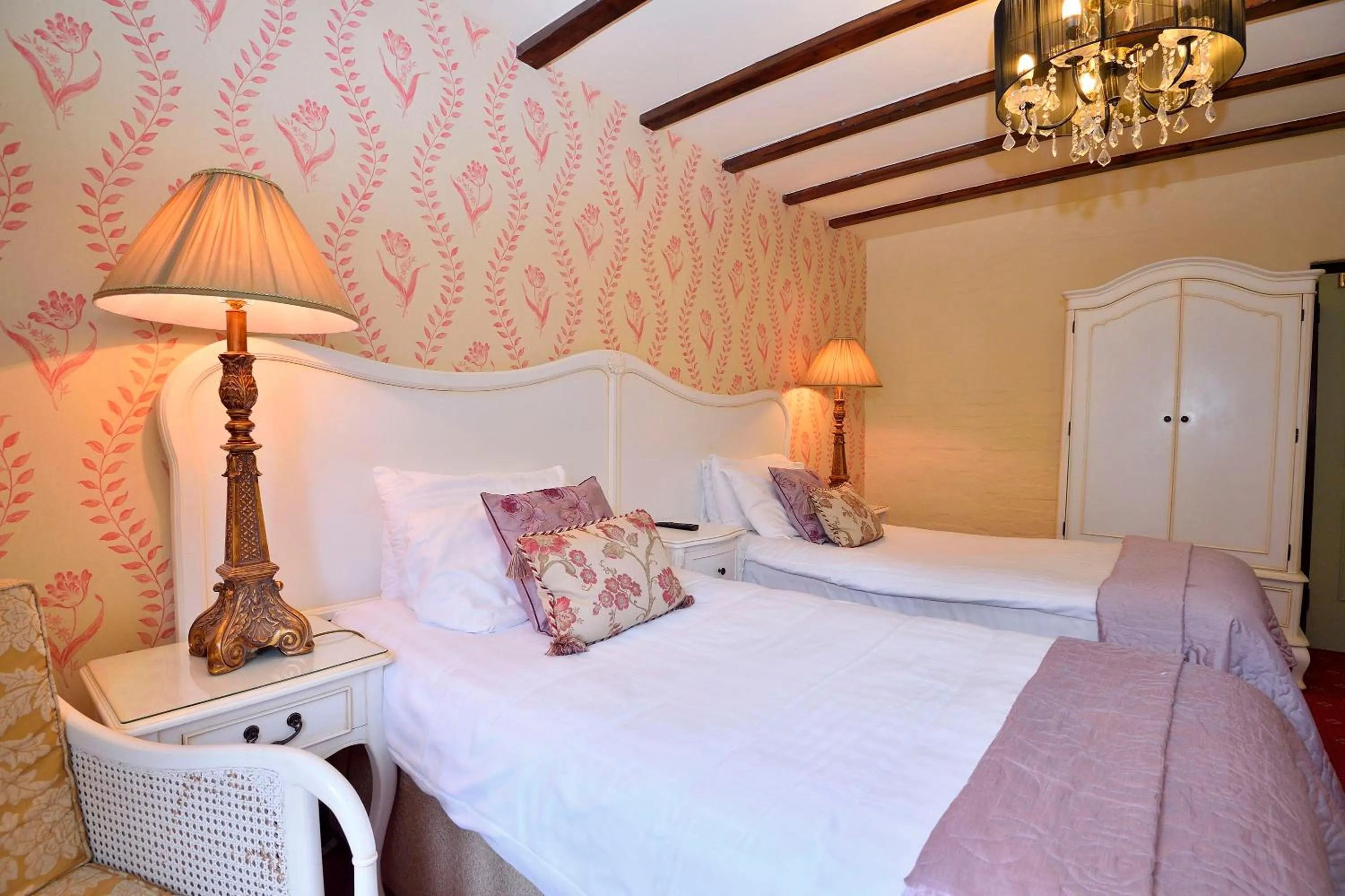 Bedroom, Bed in The Roundabout Hotel