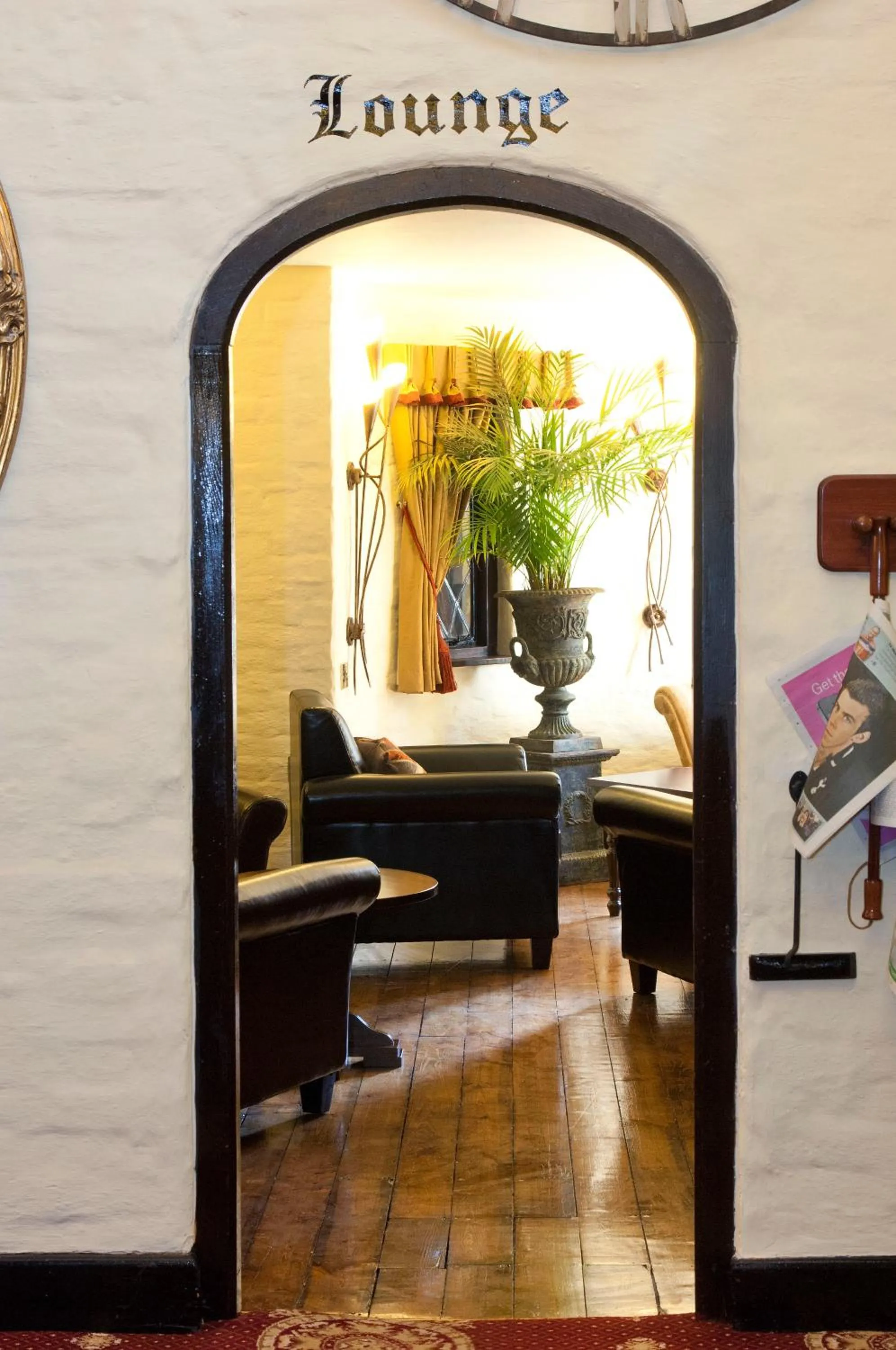 Lounge or bar in The Roundabout Hotel