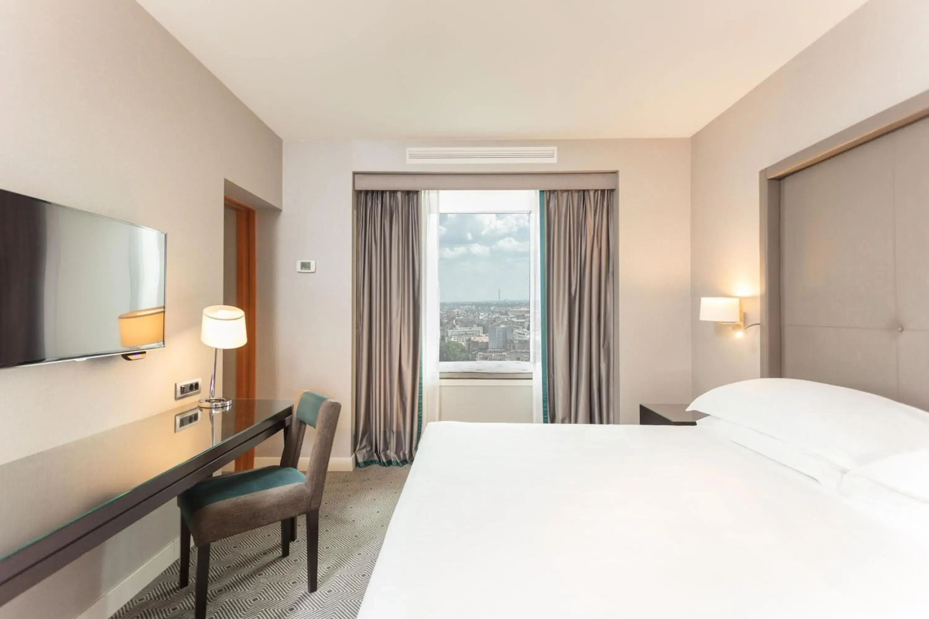 Deluxe, Executive level, 1 Bedroom Junior Suite, 1 King in Sheraton Bucharest Hotel Deluxe, Executive level, 1 Bedroom Junior Suite, 1 King in Sheraton Bucharest Hotel