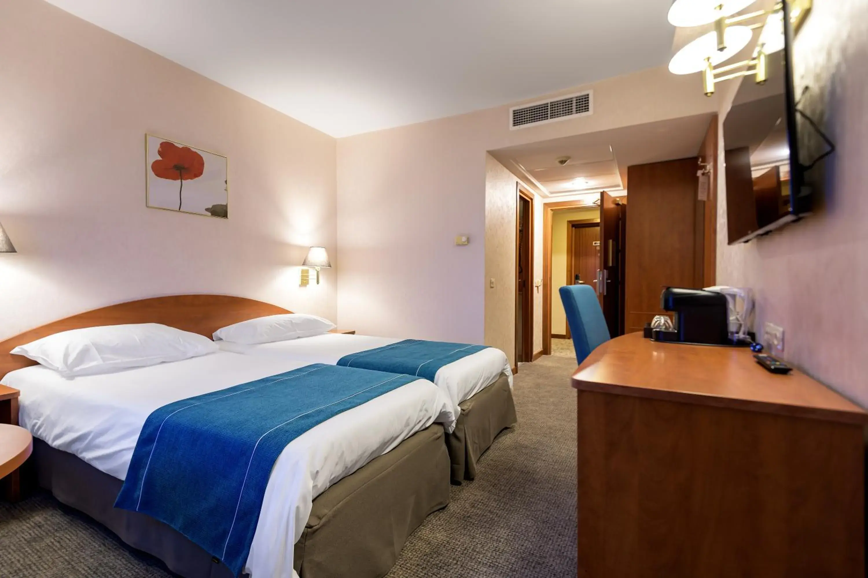 BUSINESS TWIN ROOM WITH TWO TWIN BEDS, NON-SMOKING - single occupancy in Ramada by Wyndham Bucharest Parc Hotel BUSINESS TWIN ROOM WITH TWO TWIN BEDS, NON-SMOKING - single occupancy in Ramada by Wyndham Bucharest Parc Hotel