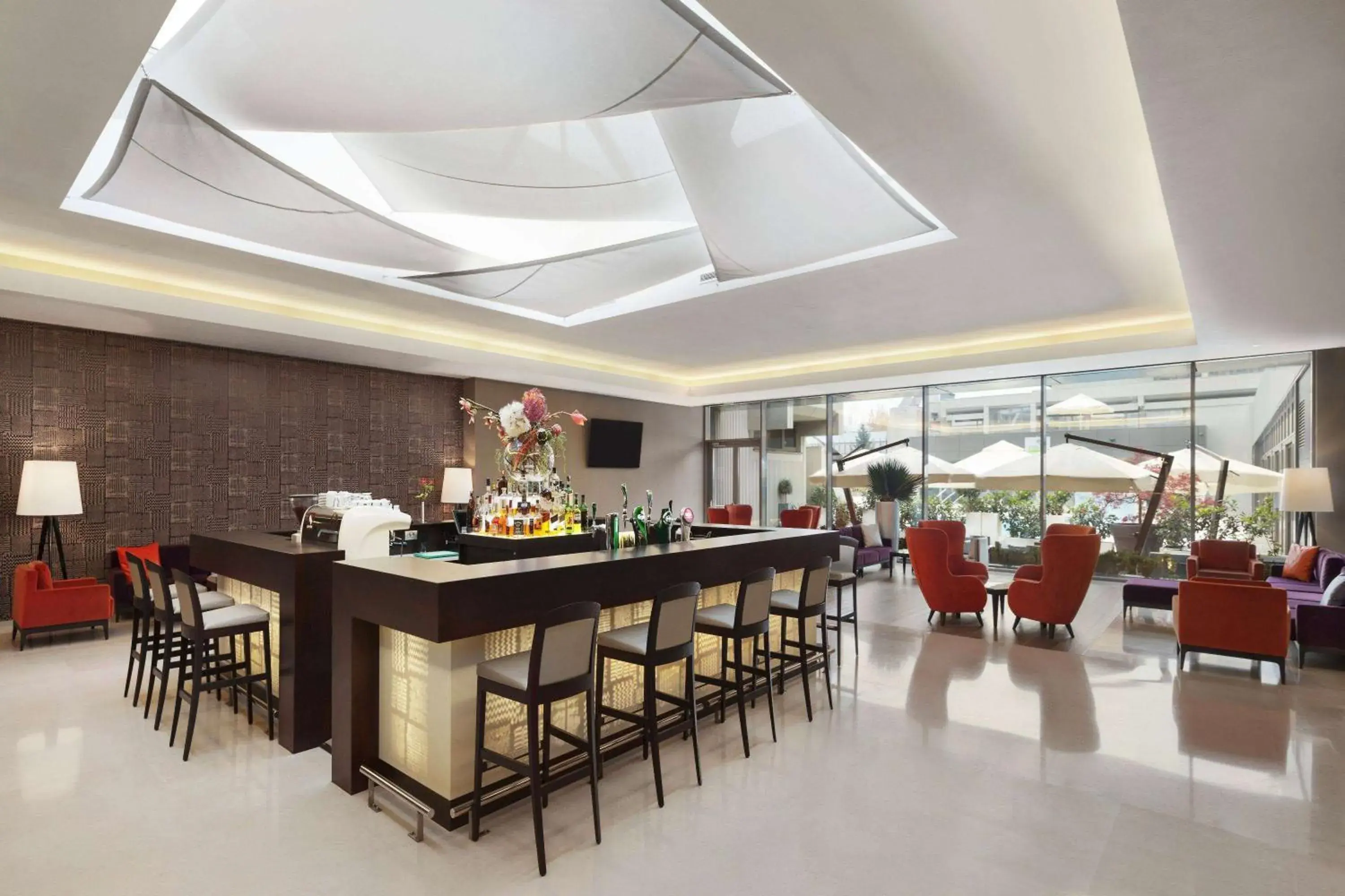Lounge or bar in Ramada by Wyndham Bucharest Parc Hotel Lounge or bar in Ramada by Wyndham Bucharest Parc Hotel