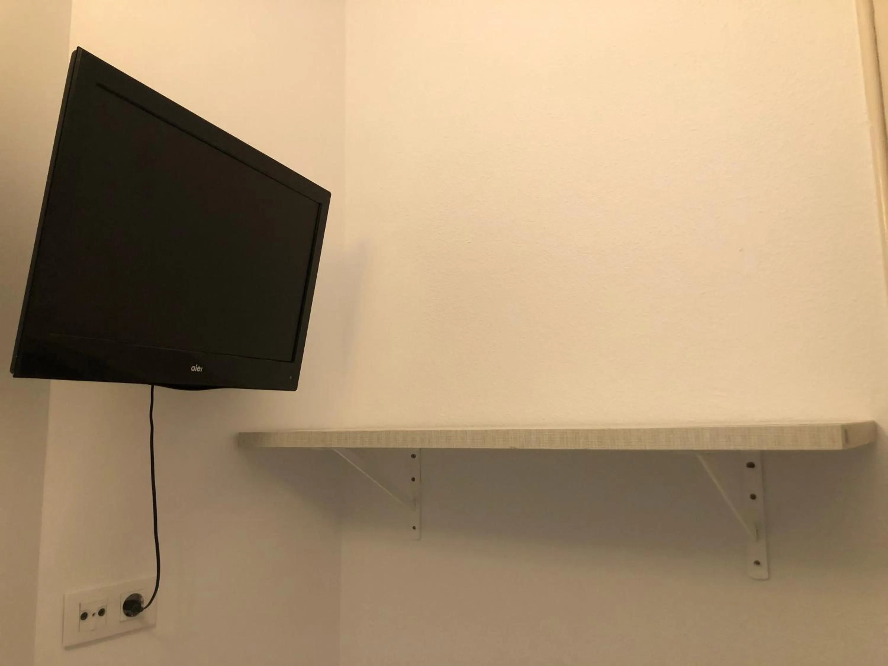 TV and multimedia in Hostalin Barcelona Diputacion