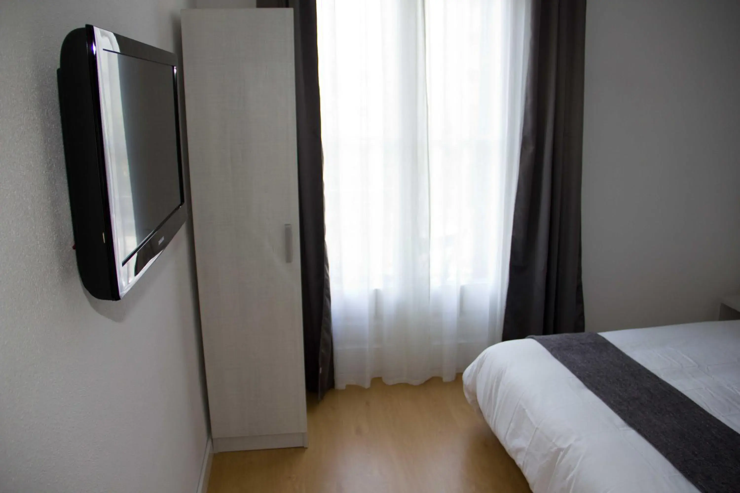 TV and multimedia, Bed in Hostalin Barcelona Diputacion TV and multimedia, Bed in Hostalin Barcelona Diputacion