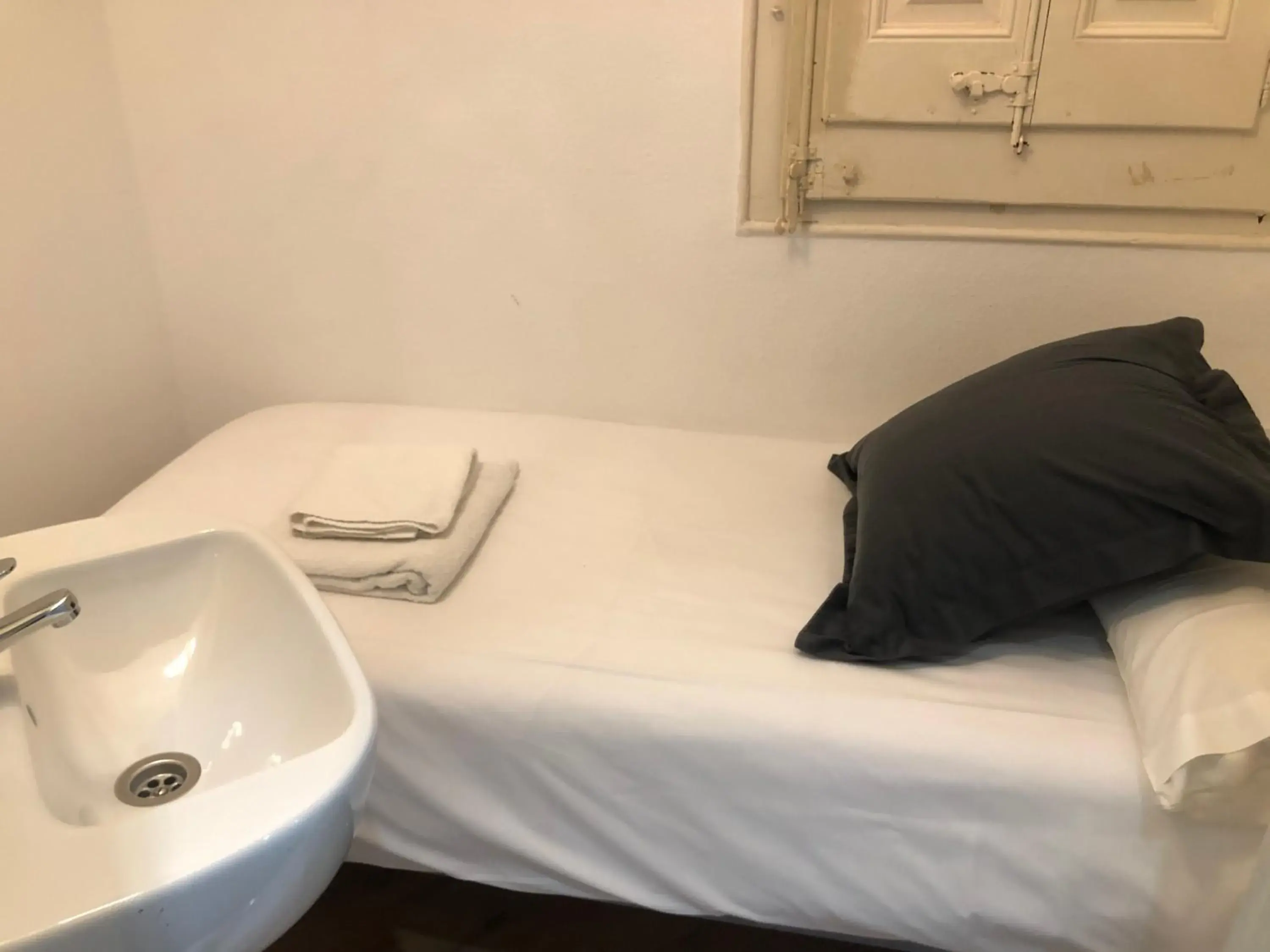 Bed in Hostalin Barcelona Diputacion Bed in Hostalin Barcelona Diputacion