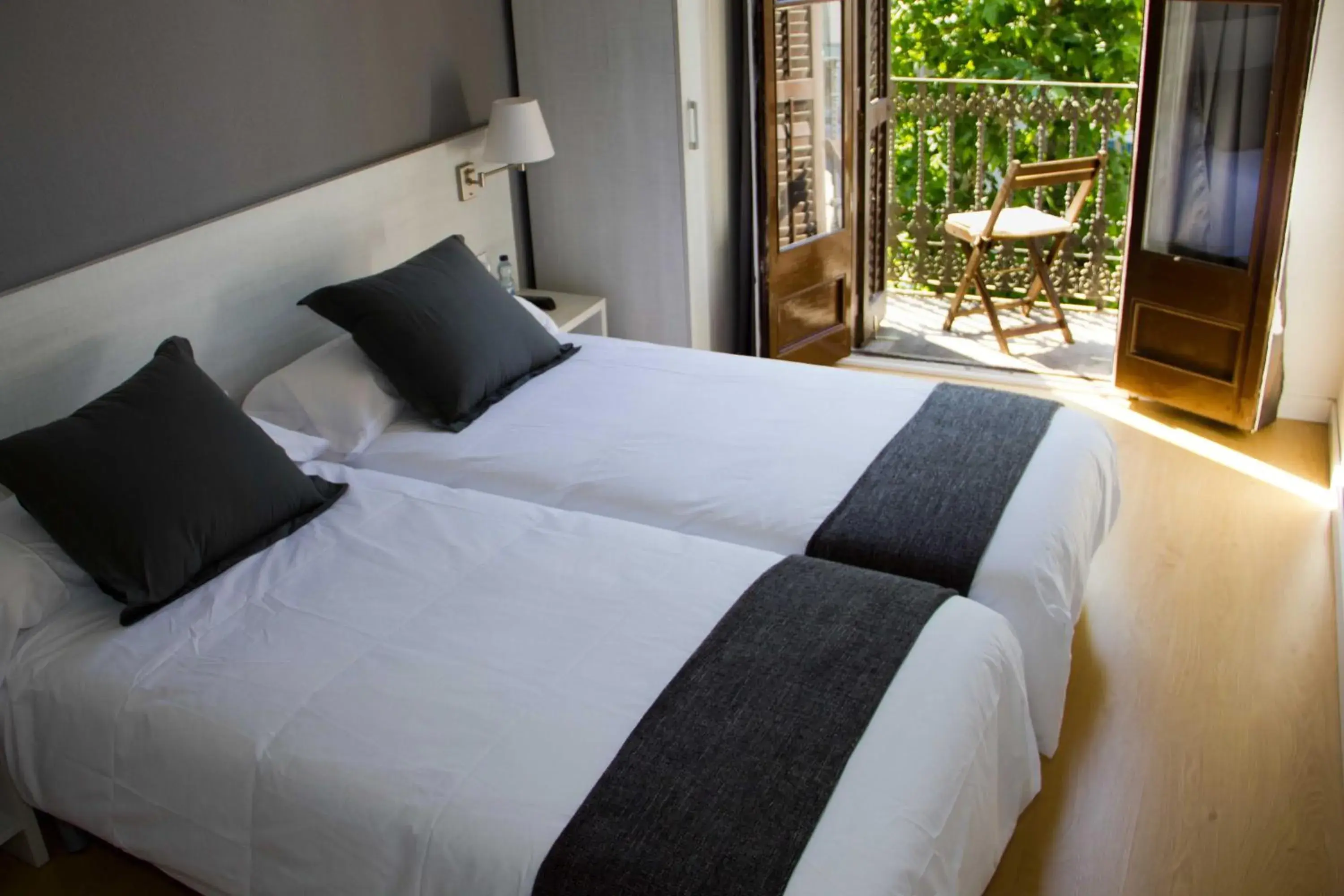 Photo of the whole room, Bed in Hostalin Barcelona Diputacion Photo of the whole room, Bed in Hostalin Barcelona Diputacion