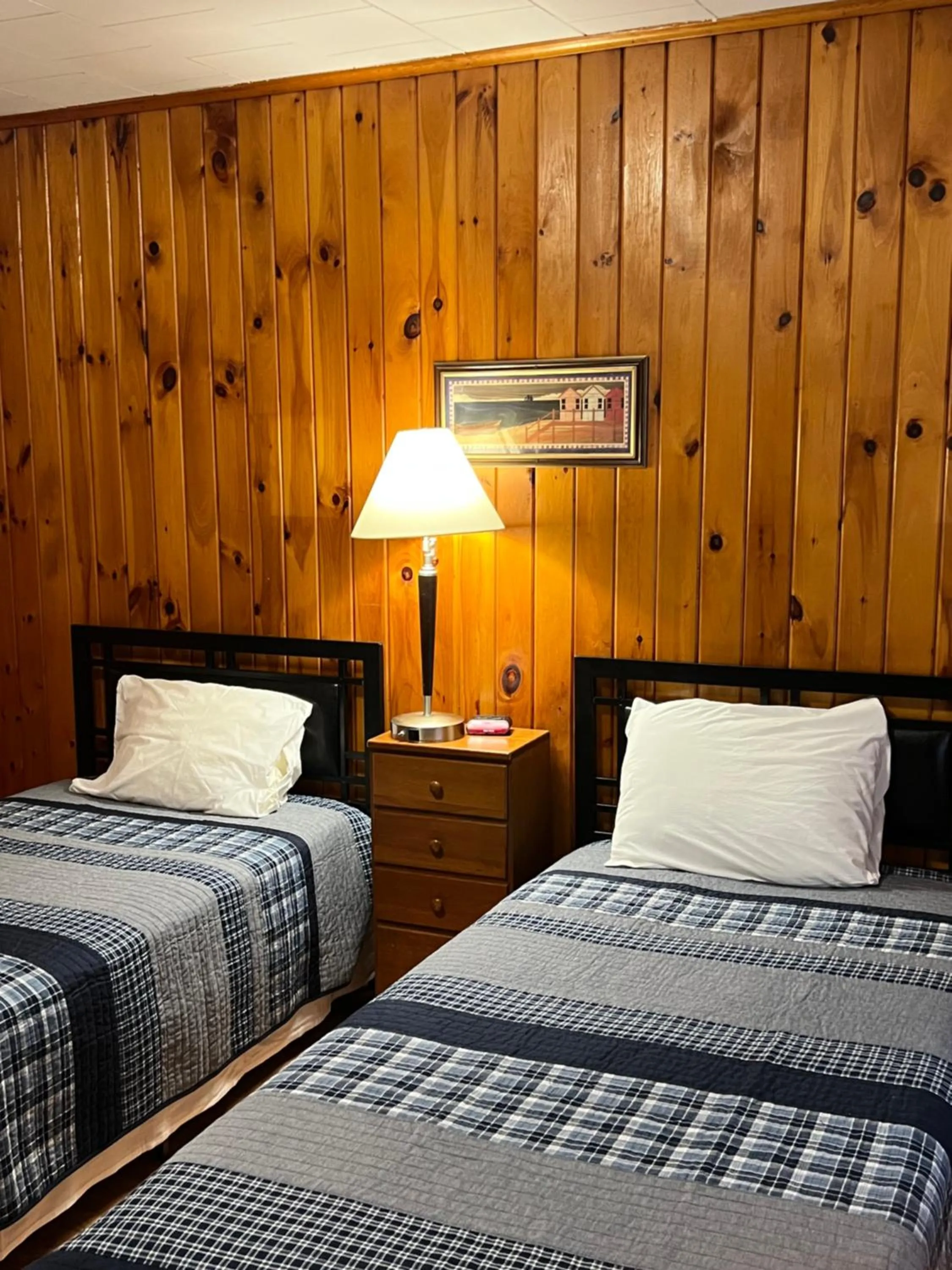 Bed in Doray Motel Lake George