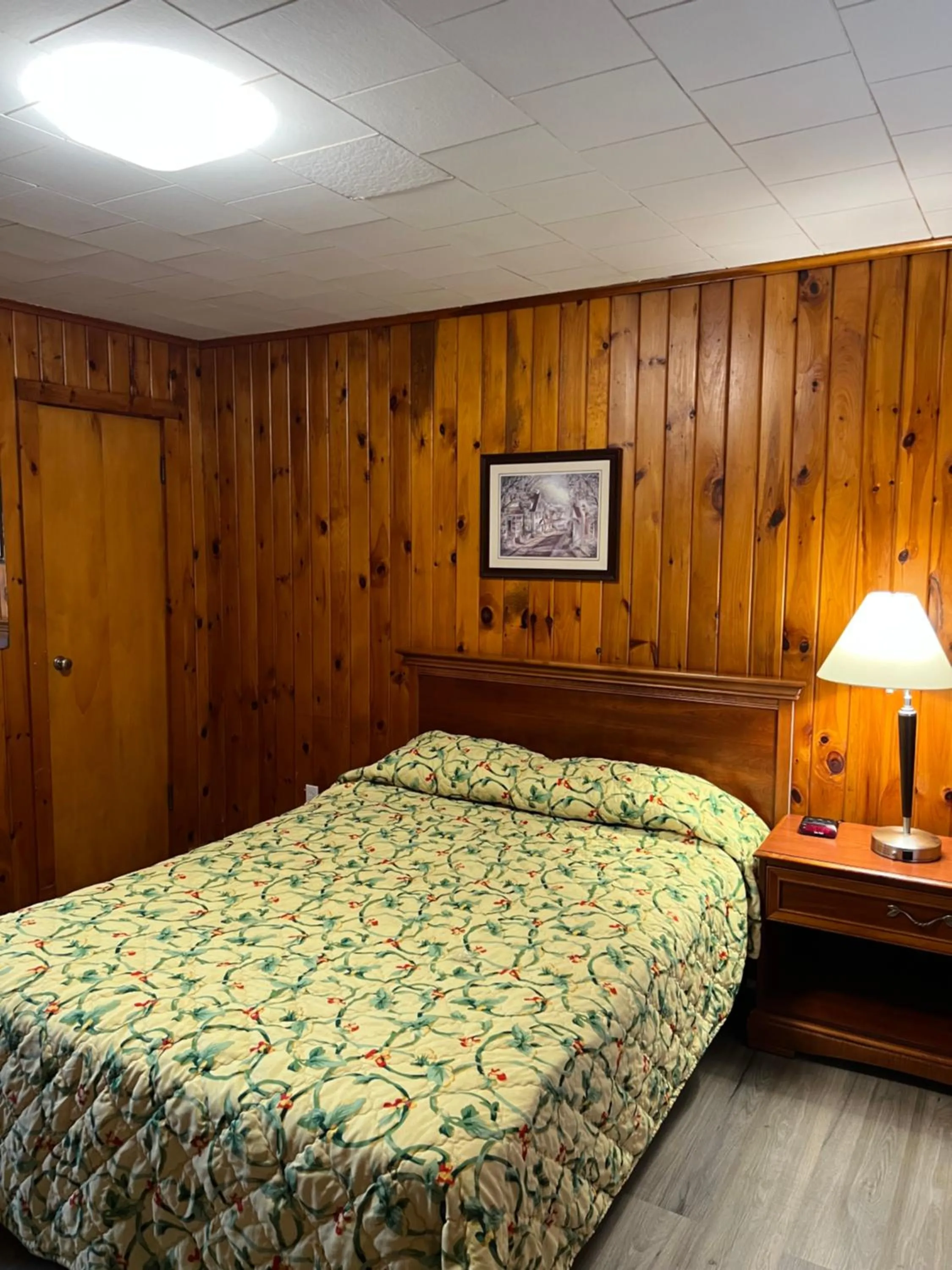 Bed in Doray Motel Lake George