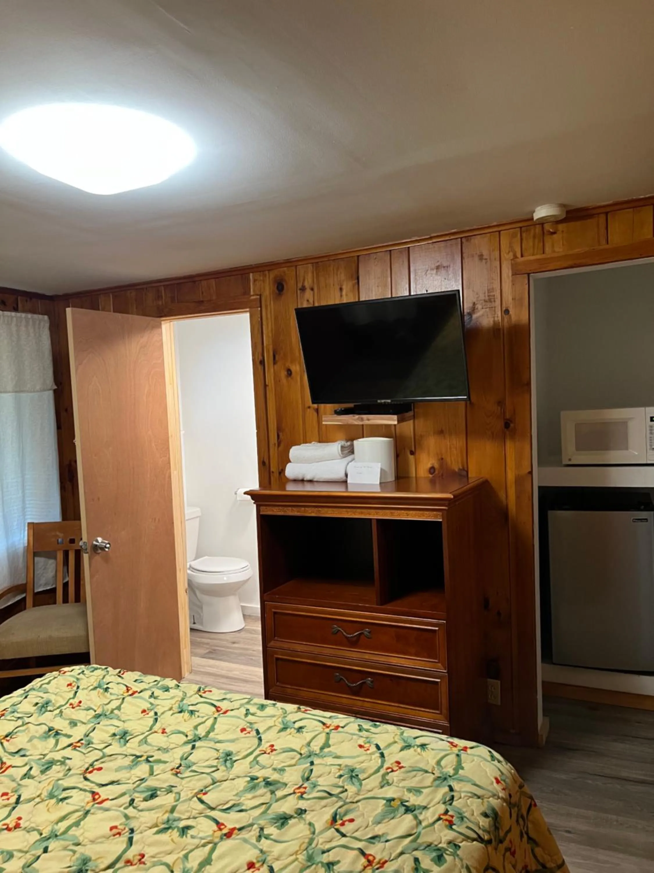 Bed in Doray Motel Lake George