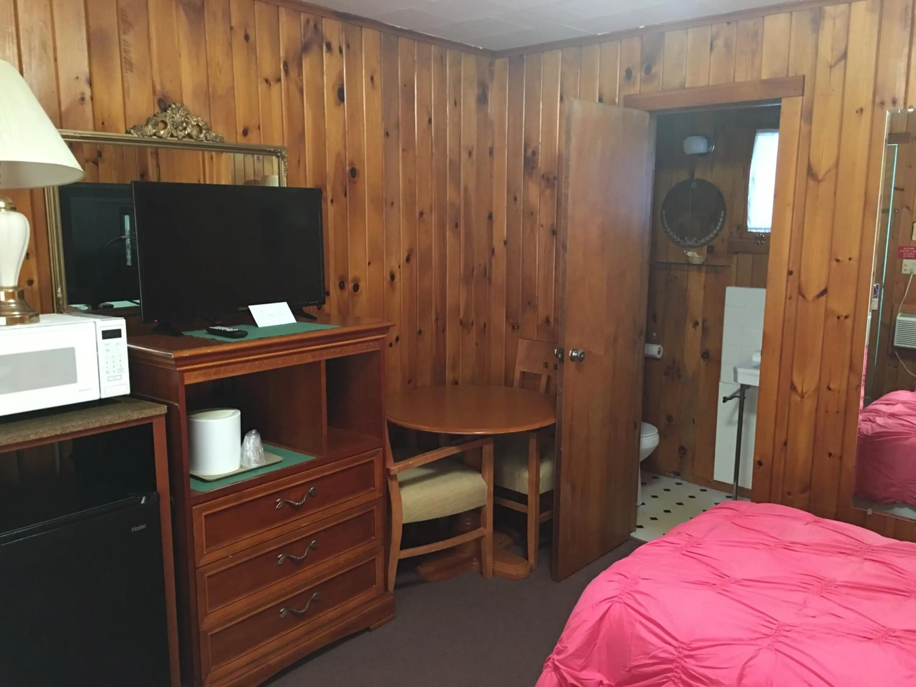 TV and multimedia, Bed in Doray Motel Lake George