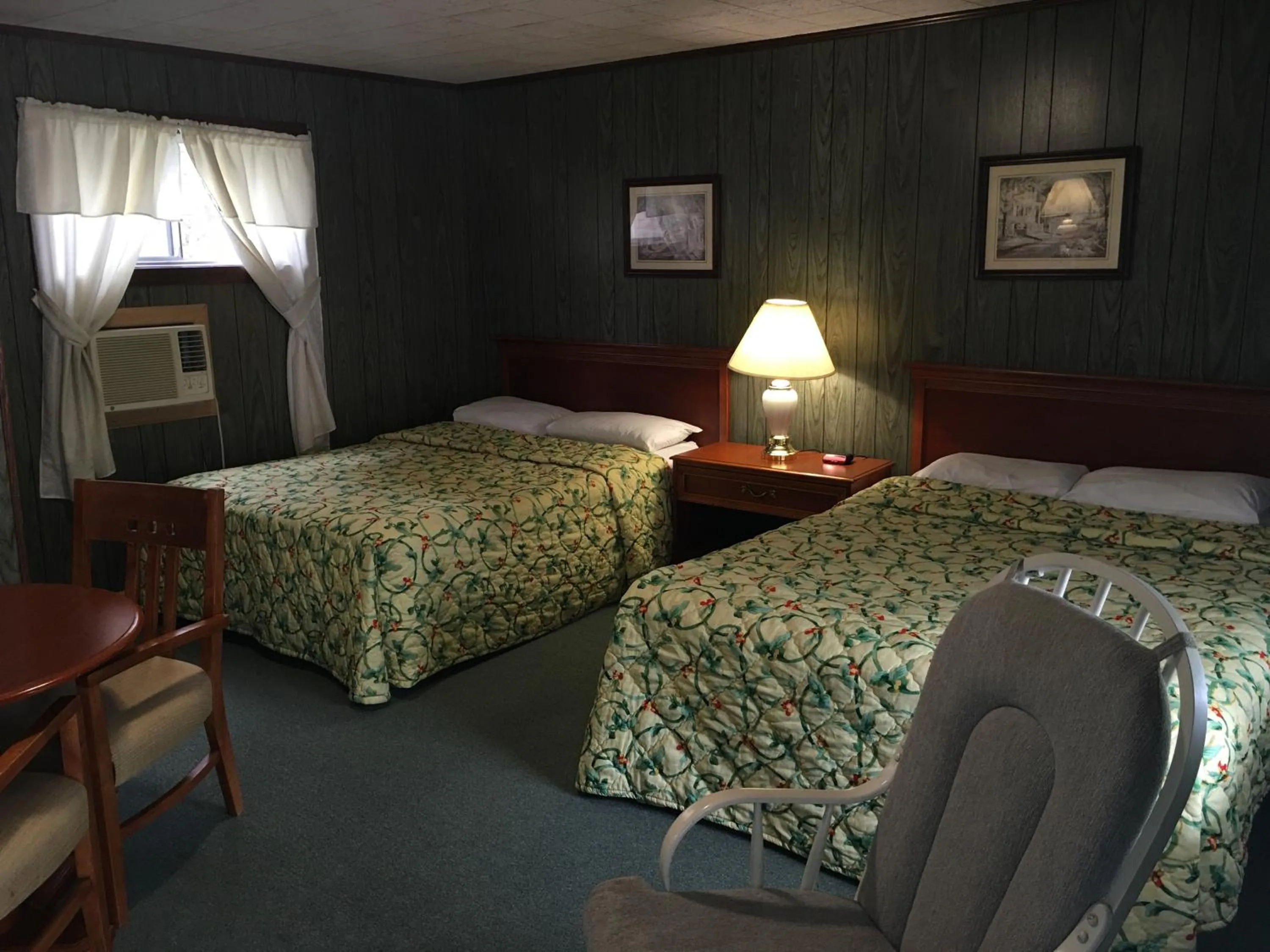 Bed in Doray Motel Lake George