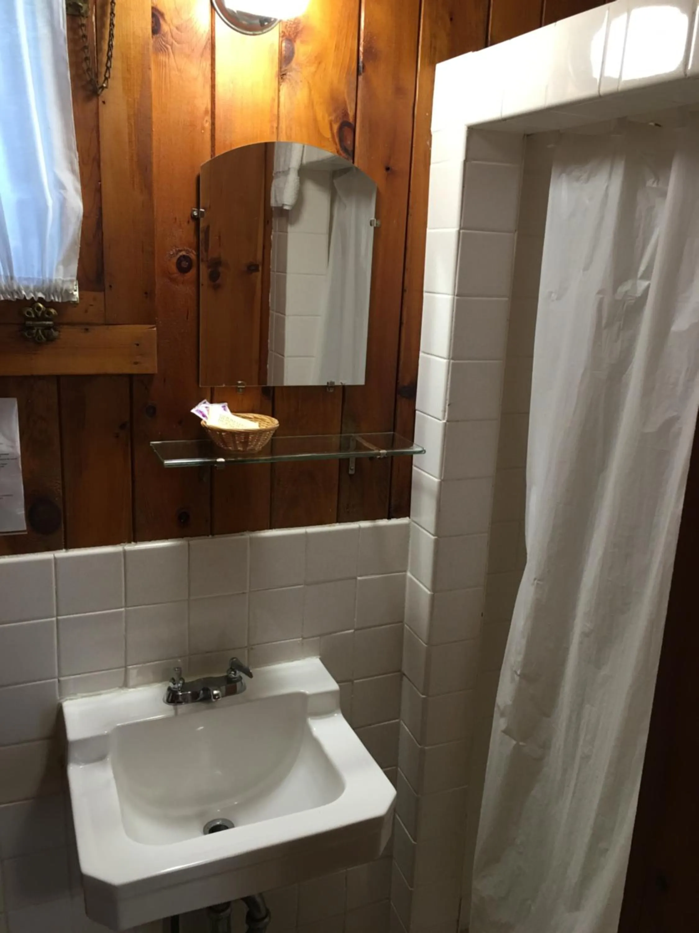 Bathroom in Doray Motel Lake George