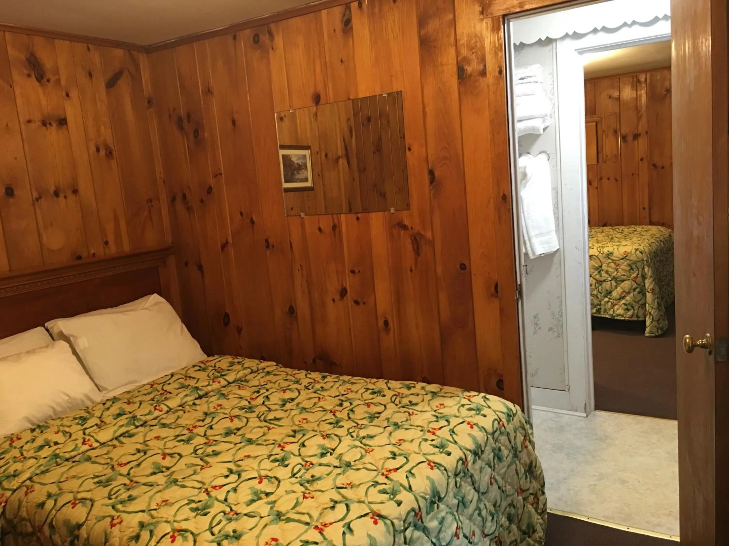 Bed in Doray Motel Lake George