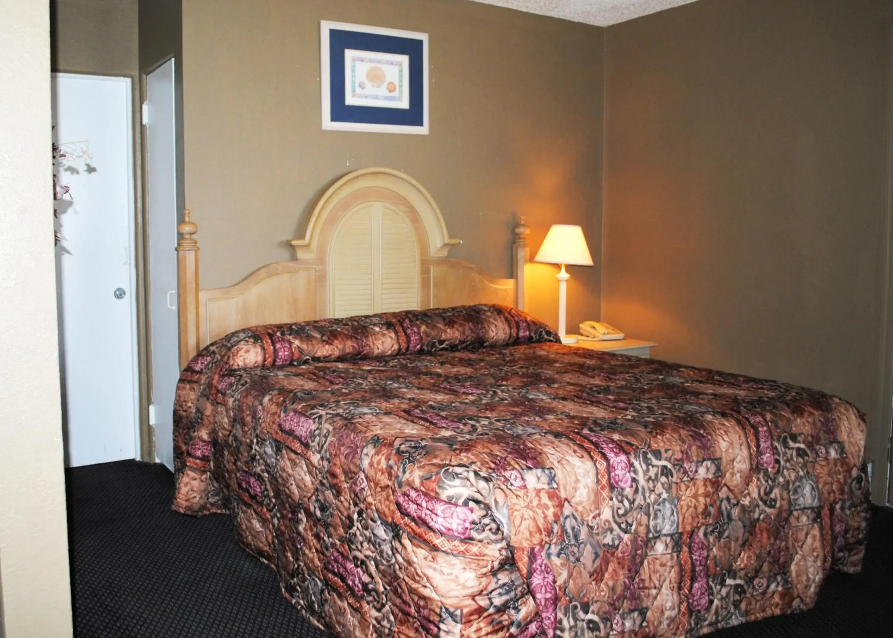 Bed in Atlantic Economy Inn Bed in Atlantic Economy Inn