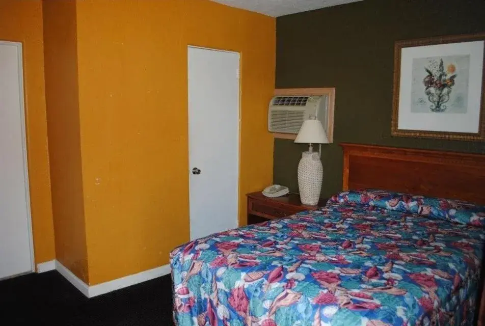 Bed in Atlantic Economy Inn Bed in Atlantic Economy Inn