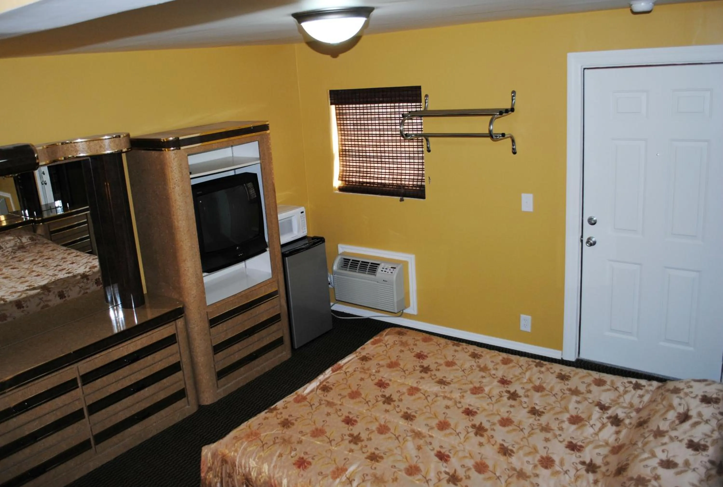 Bed in Atlantic Economy Inn