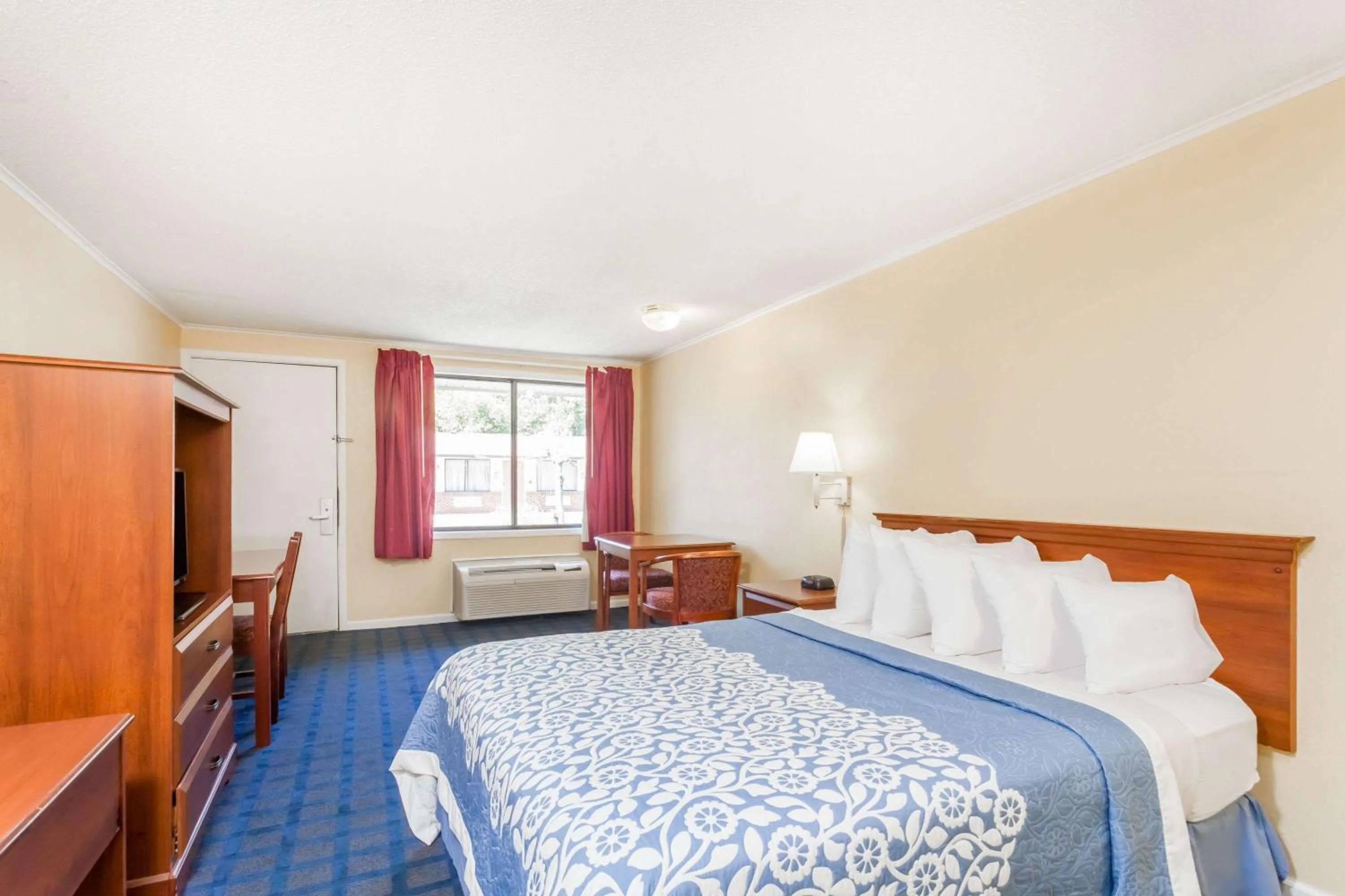 Photo of the whole room, Bed in Days Inn by Wyndham Dover Downtown