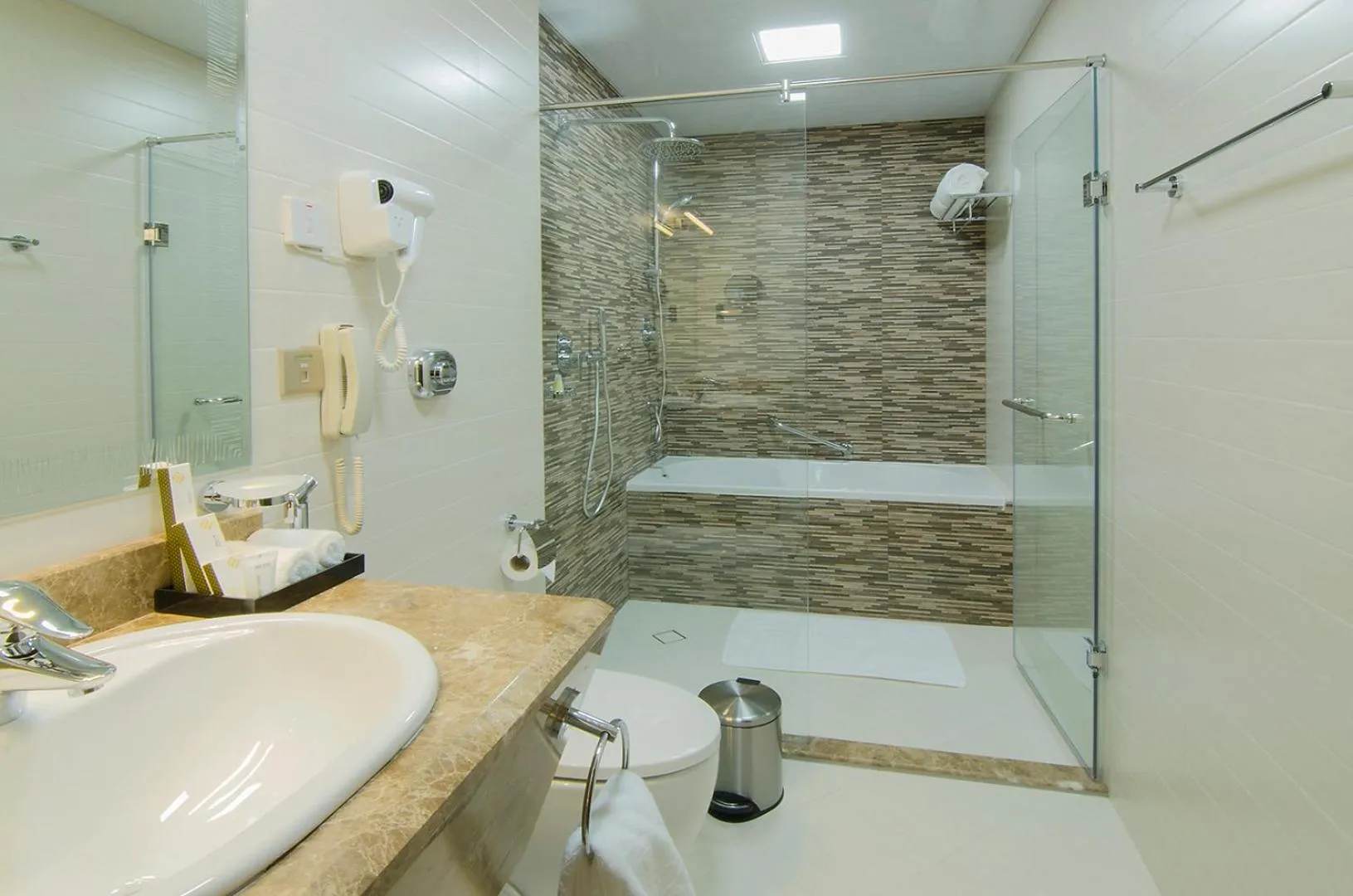 Shower in Al Murooj Grand Hotel