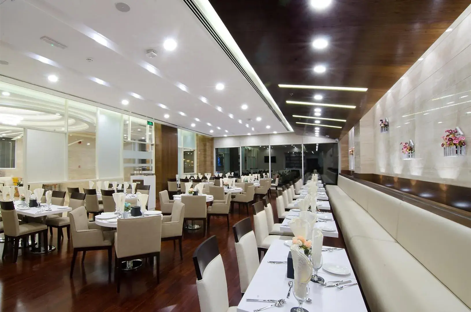 Restaurant/places to eat in Al Murooj Grand Hotel Restaurant/places to eat in Al Murooj Grand Hotel
