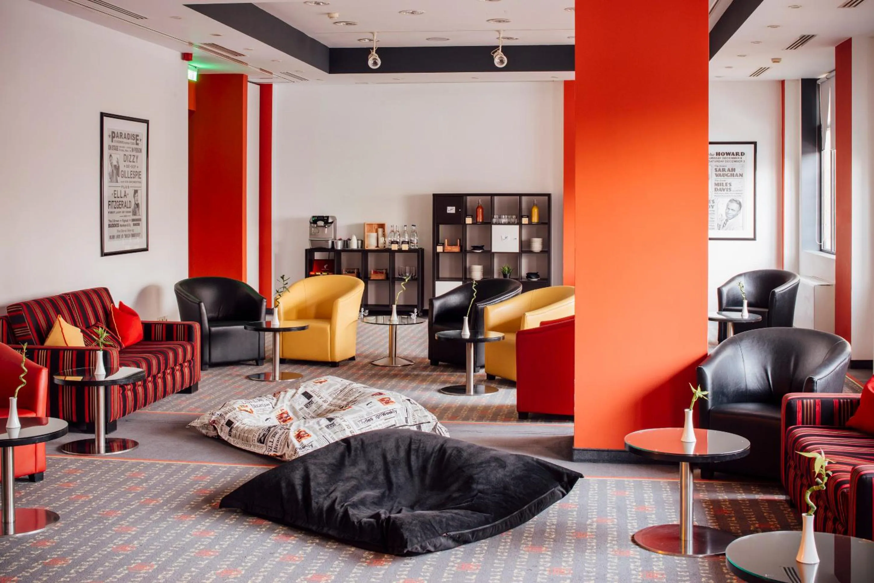 Communal lounge/ TV room in Vienna House Easy by Wyndham Bucharest Airport